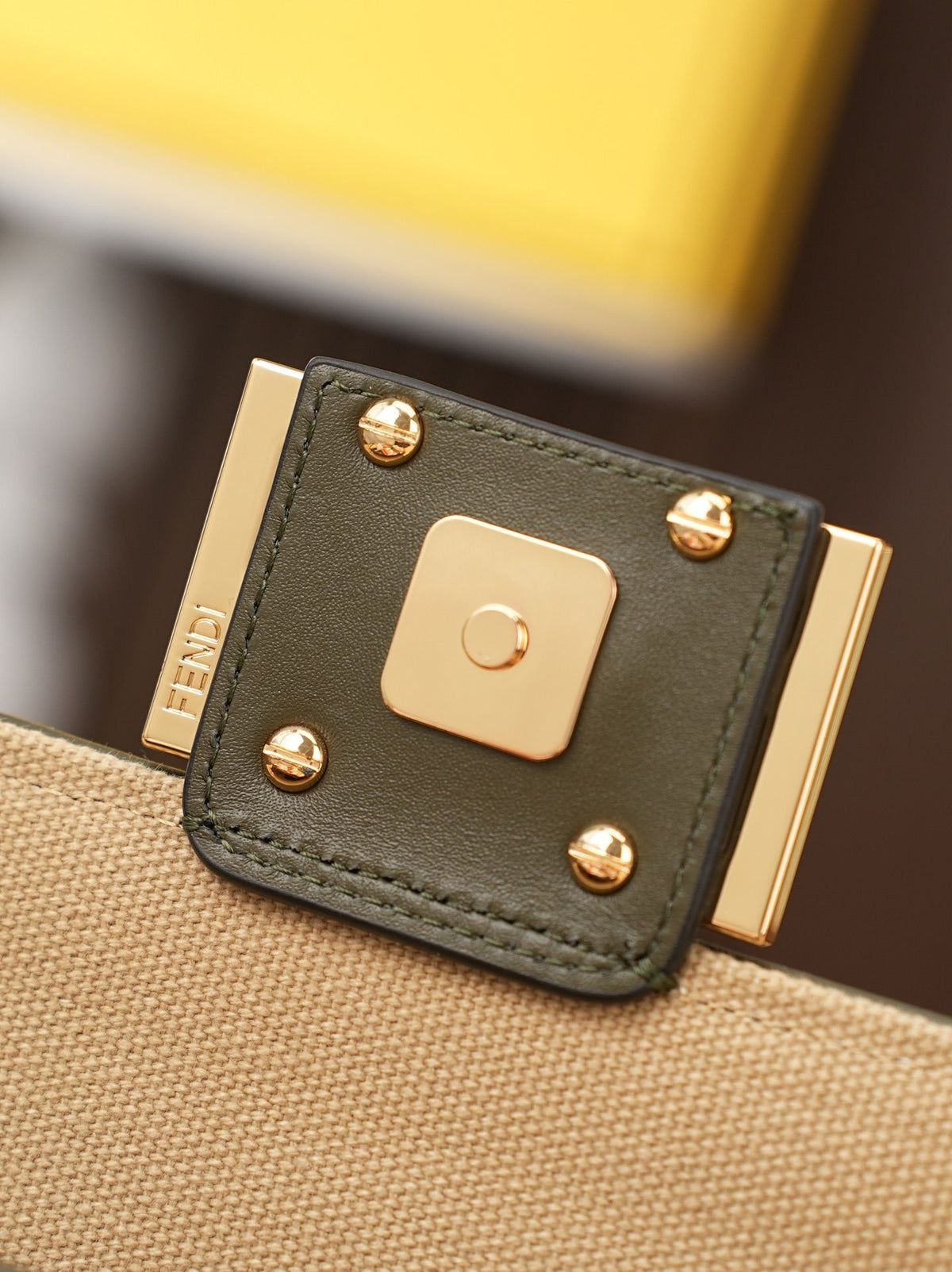 Model 6004, small size 20cm, FENDI's popular classic Baguette, crafted from high-quality canvas with advanced techniques. The entire bag features double FF three-dimensional embroidery, boasting an unparalleled texture. It comes with a detachable shoulder