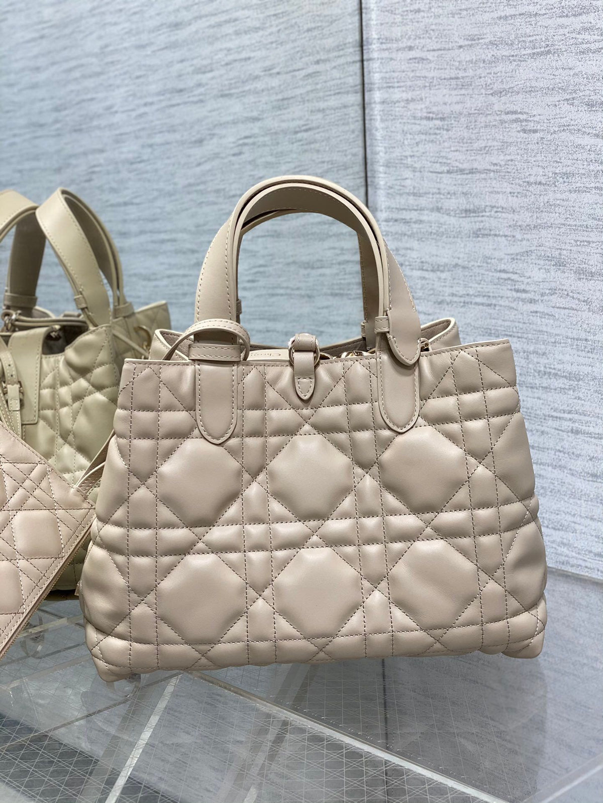Medium rouge beige ready for travel. Take Toujours for travel. The oversized rhombus design is matched with classic letter accessories. It is modern and fashionable. The structure of the bag is very soft. The calfskin material is full of high-end feeling