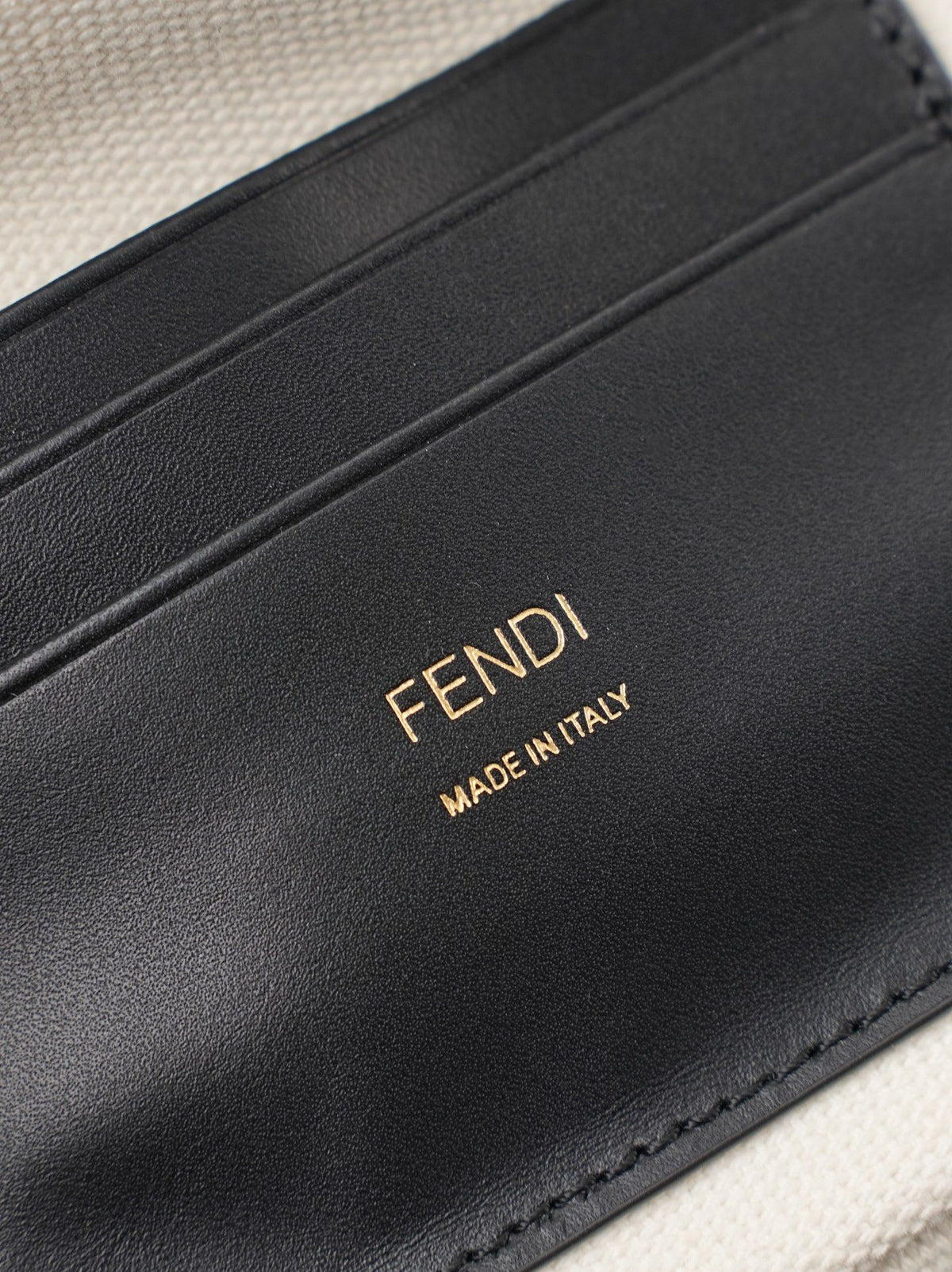 Model 6004, small size 20cm, FENDI's popular classic Baguette, crafted from high-quality canvas with advanced techniques. The entire bag features double FF three-dimensional embroidery, boasting an unparalleled texture. It comes with a detachable shoulder