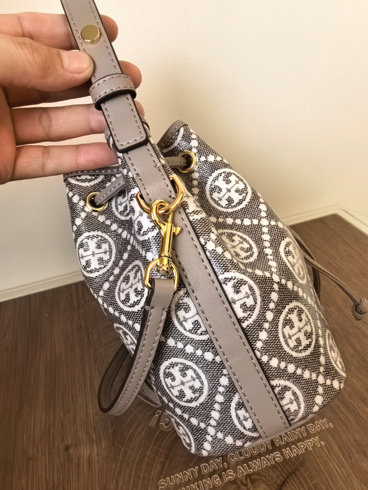 Number 1616, promise me that you must choose this color. Promise me that you must choose this charcoal gray TORY BURCH. It is low-key yet high-end, and can handle any style. The classic TMonogram jacquard pattern is really recognizable, matched with delic