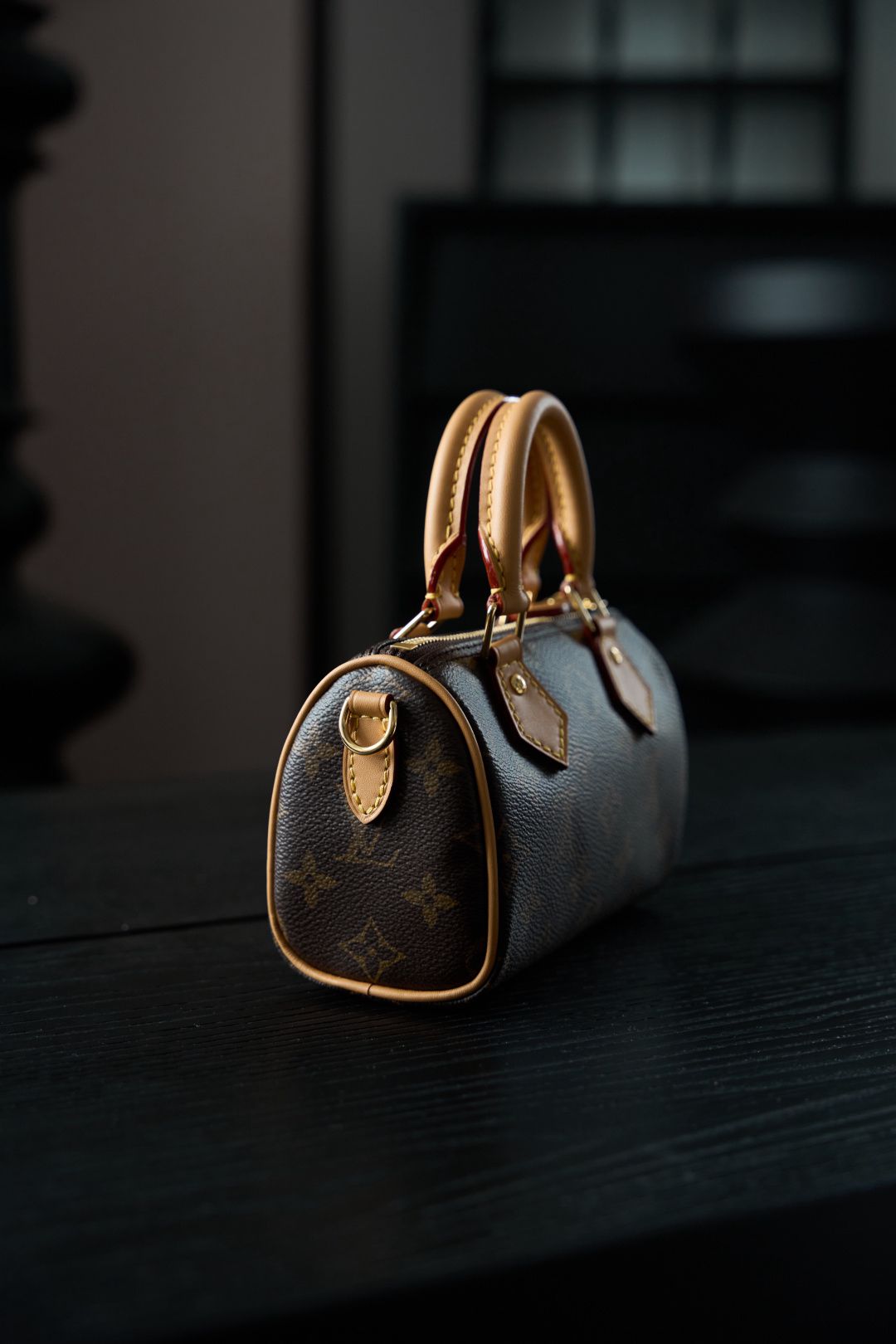 M81085 new mini pillow, made of all-steel and original diamond-patterned aged fabric, with all-steel vacuum-plated hardware. This model is not a chip version, and it still adopts the internal code system, which is absent. Any pillow with a chip is not