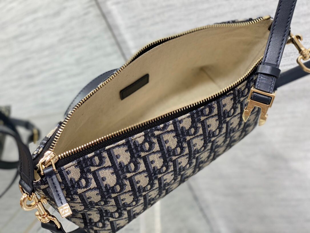 Lunch box bag 2024 new update with shoulder strap 2024 latest lunch box bag I have to recommend it. Brick cabinet hot style. Same diamond pattern, classic old flower embroidery, iconic letters. Very light for personal use. The capacity is also good. It