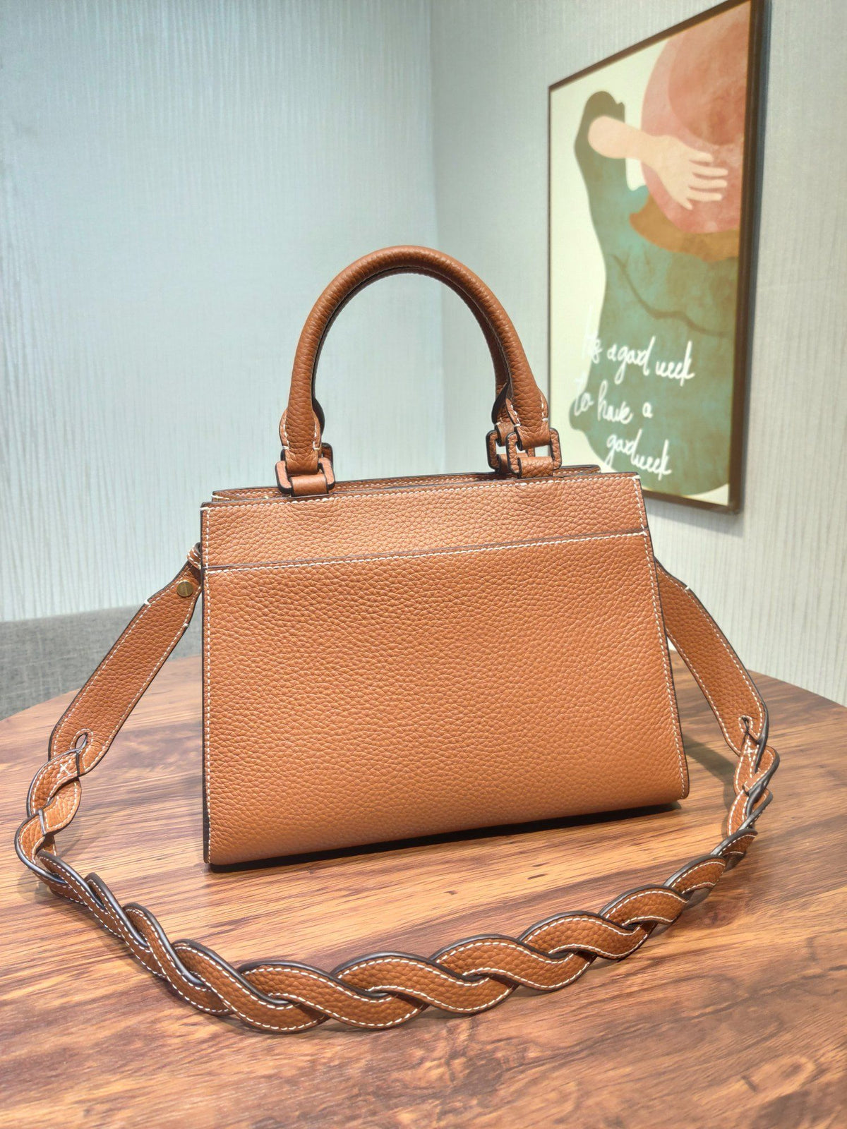 TORY BURCH's classic Miller handbag features lychee patterned cowhide and adjustable length woven leather diagonal straps, showcasing a variety of fashionable styles. The flip cover is equipped with magnetic snap fasteners