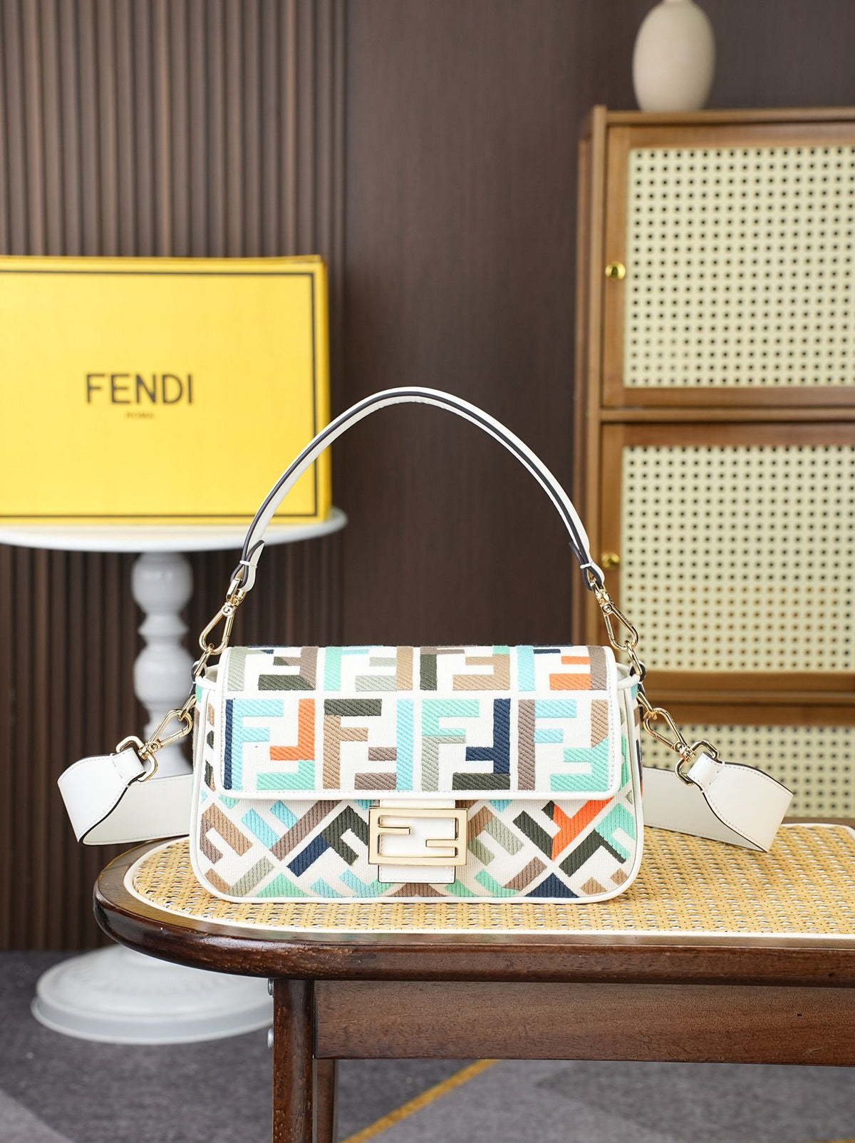Model 18004, size 266.5 x 13.5 cm, top-grade original FENDI, popular classic Baguette. The raw material is made of high-quality canvas craftsmanship. The entire bag features double FF three-dimensional embroidery, with an unparalleled texture. It comes