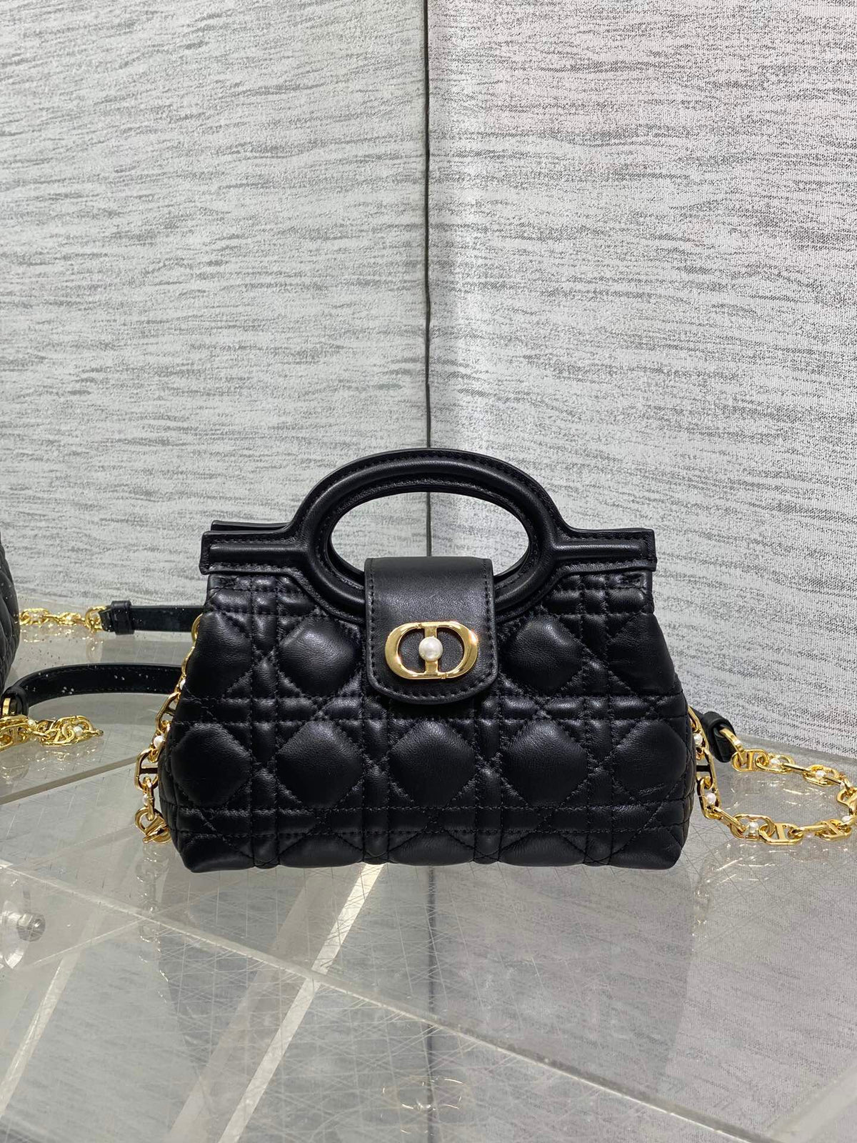 Jolie Top Handle Mini I have no resistance to this kind of exquisite small bag. Carrying a large bag is too tiring. I really like this compact model. It is small, but it can be stuffed with tissues when going out. The best thing is that it can be carried
