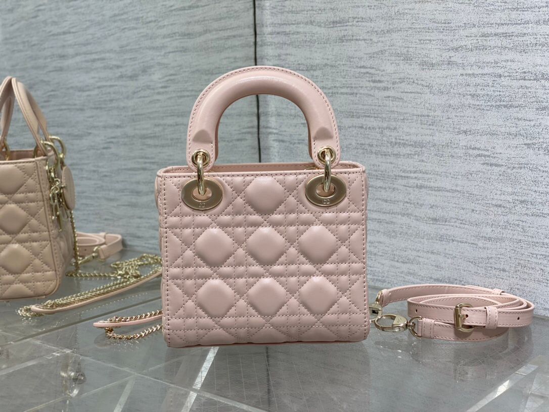 Rouge powder is in stock. Classic Lady bag. Iconic letter pendant. Classic rhombus. Excellent hand-feeling sheepskin. A must-have three-compartment bag. Charming, elegant and full of aura. It is also full of femininity when carried cross-body. Classic