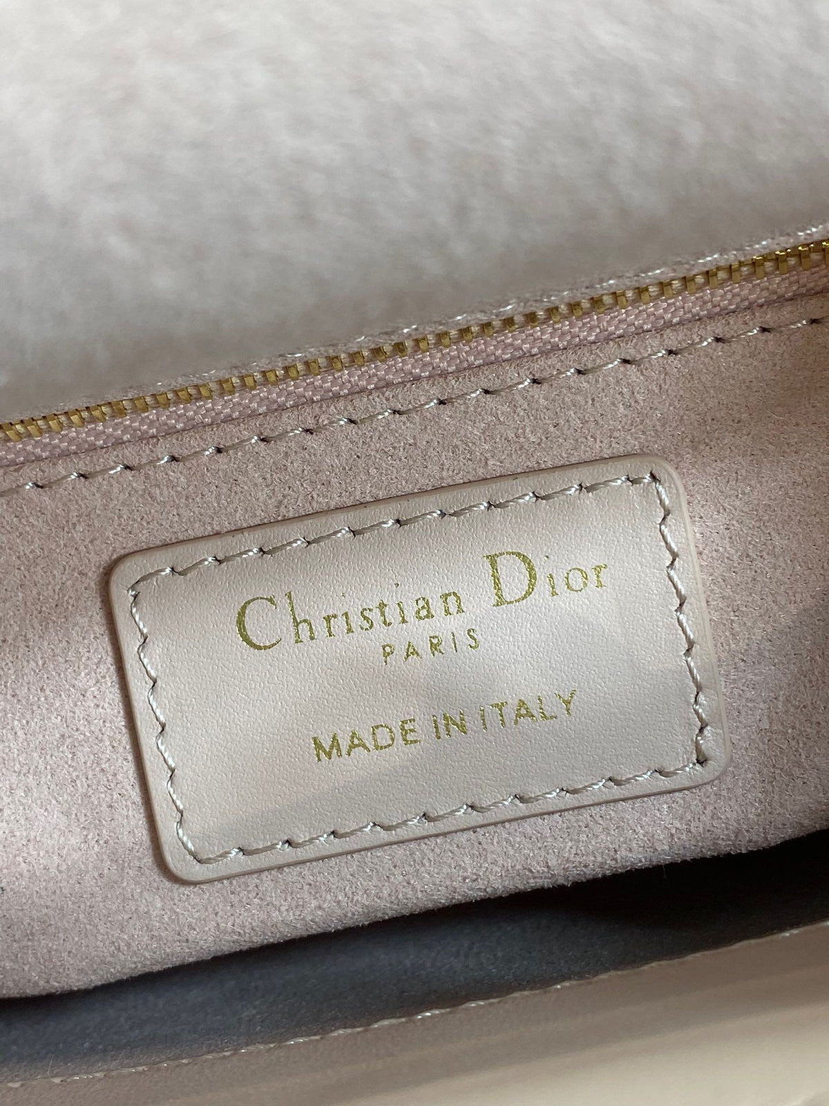 In stock, Classic Lady's latest bow-tie Princess Diana bag. A must-have three-compartment bag for everyone. Charming, elegant and full of aura. It is also full of femininity when carried cross-body. Classic fashion style. This beautiful bag is available