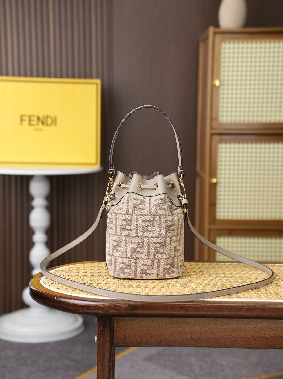 Model 96827 khaki size 181210 cm FENDI same model MON TR É SOR bucket bag decorated with pigeon gray iconic FF logo, both shoulder and handheld are super practical
