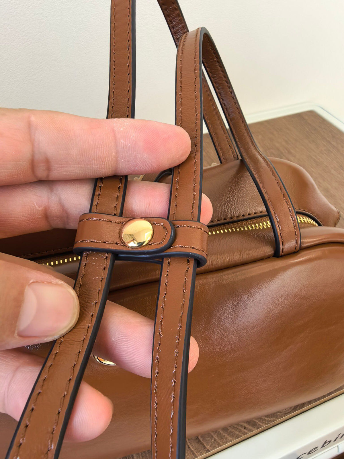 The new TORY BURCH ROBINSON SATCHEL bowling bag is made of oil wax cowhide material, which has a delicate, durable, simple and atmospheric feel. The front brand metal logo is highly recognizable and durable. The bag has a round shape and a large capacity
