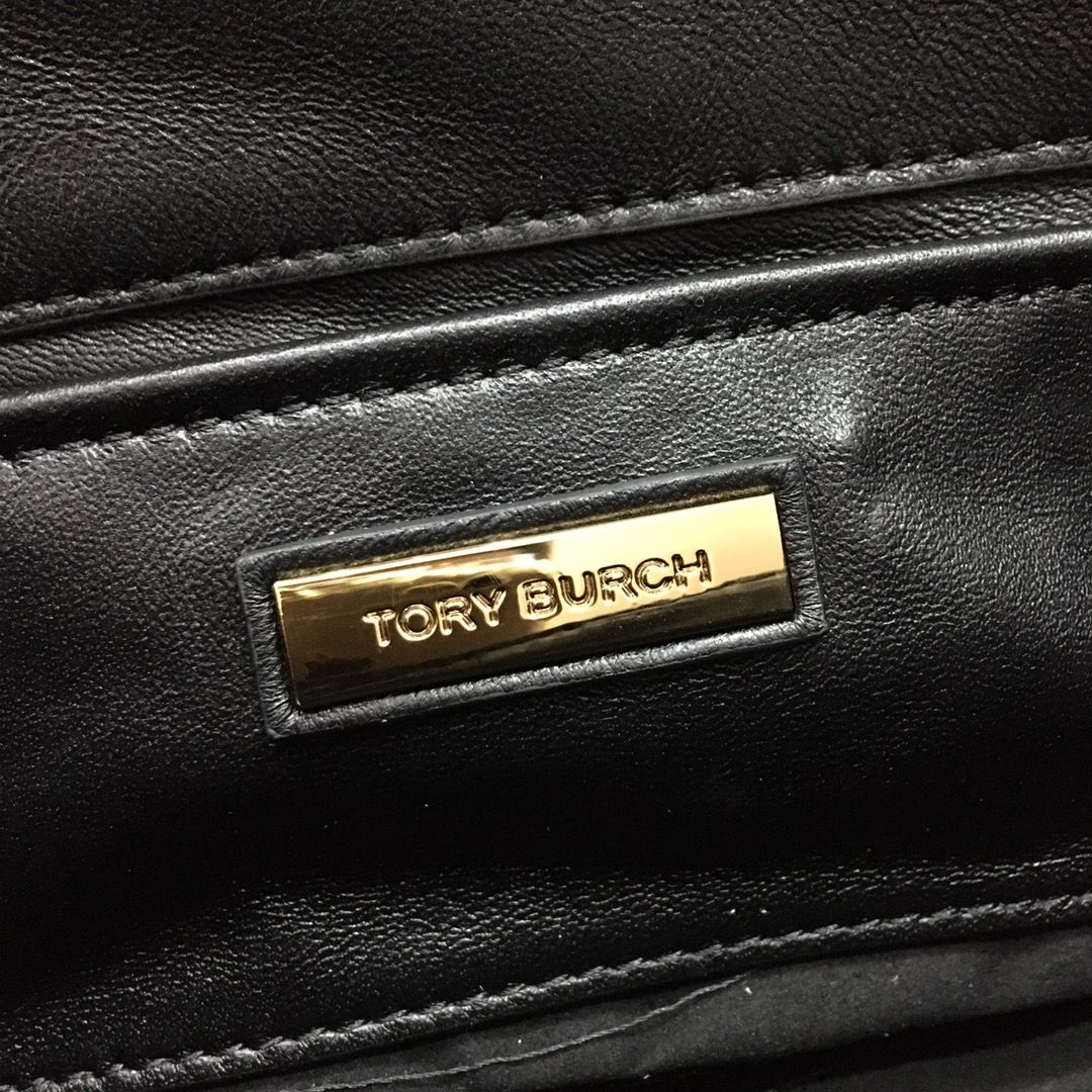 TB Toribochi's new Kira armpit bag, new Kira shoulder bag, lightweight and suitable for being clipped under the armpit. Selected herringbone pattern quilted lambskin is made with tea gold metal accessories, iconic sloping double T logo and detachable
