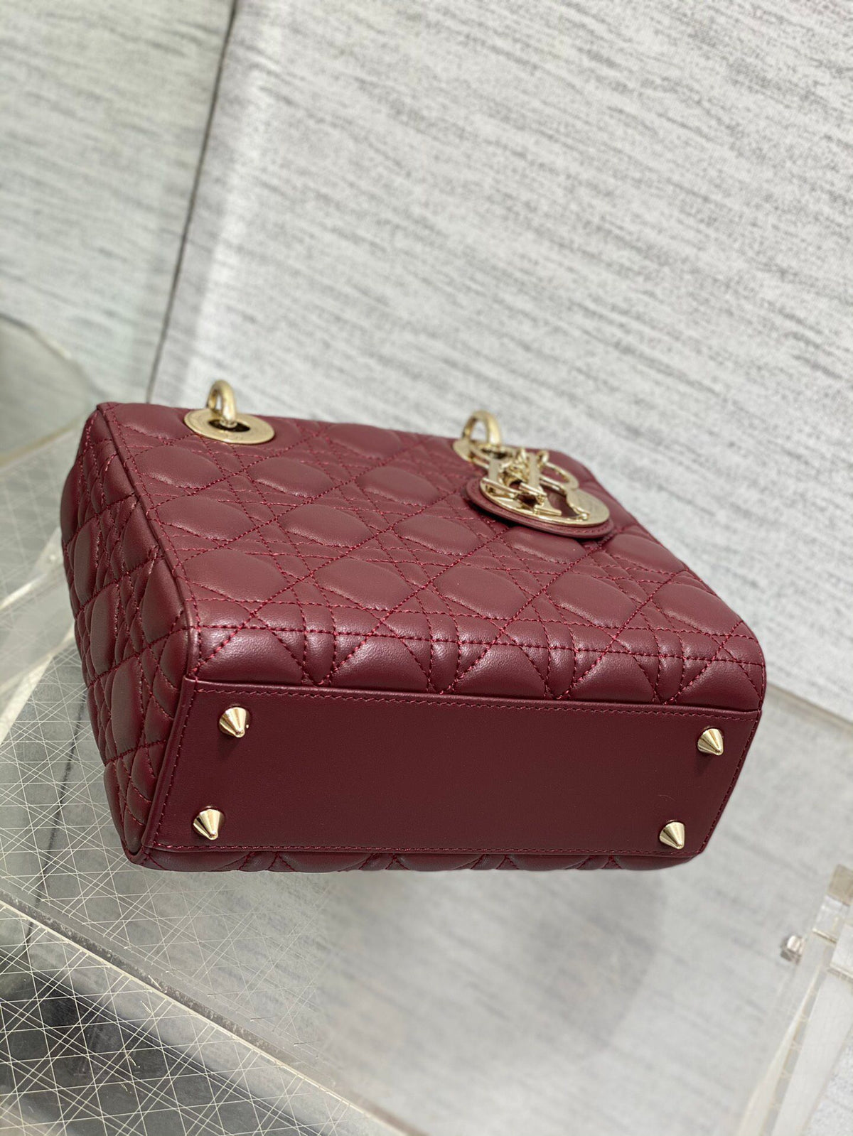 Lady's four-frame burgundy sheepskin gold buckle series, the latest colors for spring and summer, fresh style, and the latest letter shoulder straps are extra points. 6 letters are delivered. Babies can choose the buttons they like as they like. No need