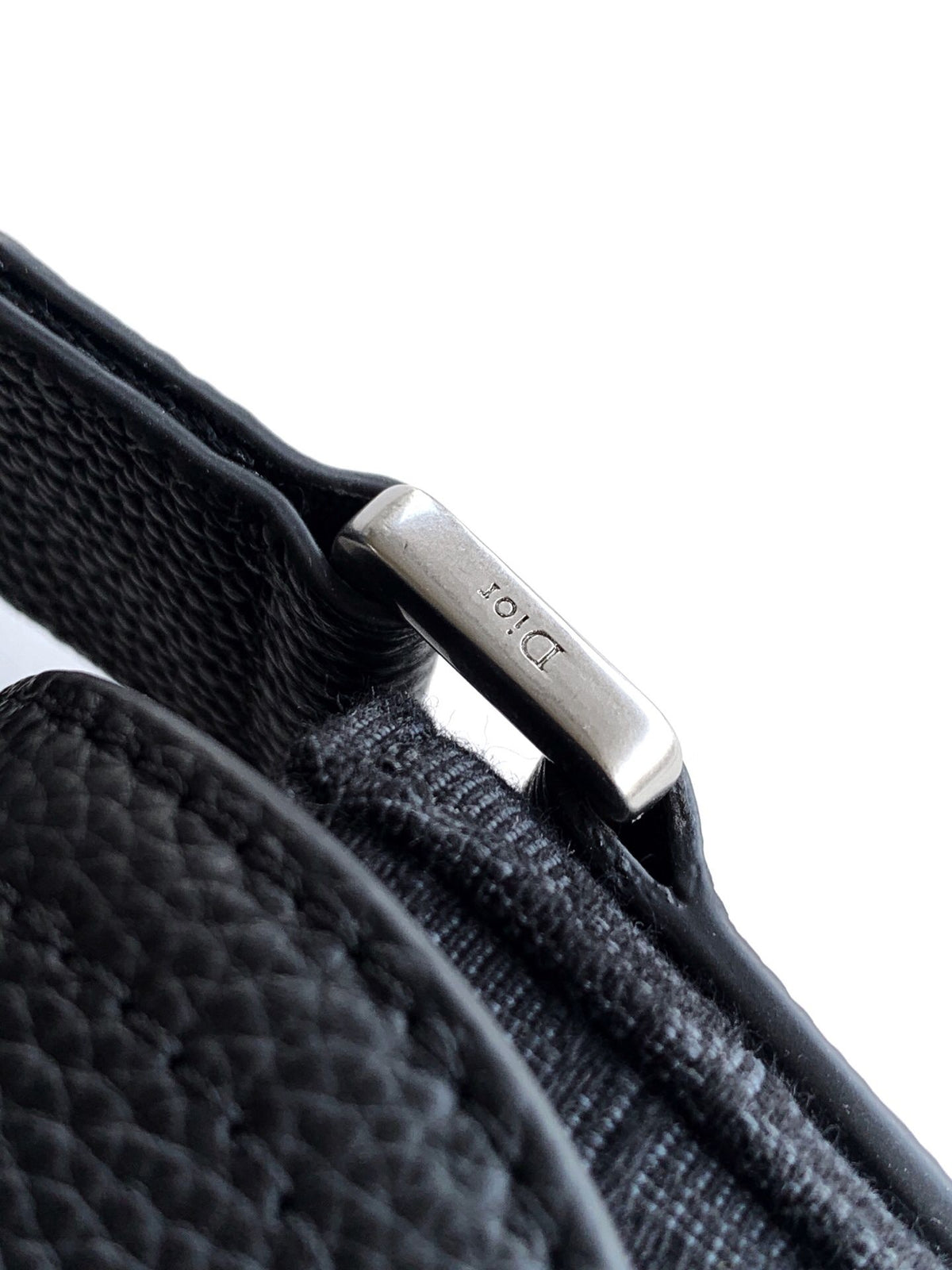 The Heritage Saddle Flap Messenger Bag is sophisticated and stylish with a distinctive style. Combining Oblique printed fabric with grained calfskin, it has an elegant saddle flap and is embellished with a Heritage buckle. A hallmark of classic craftsmans