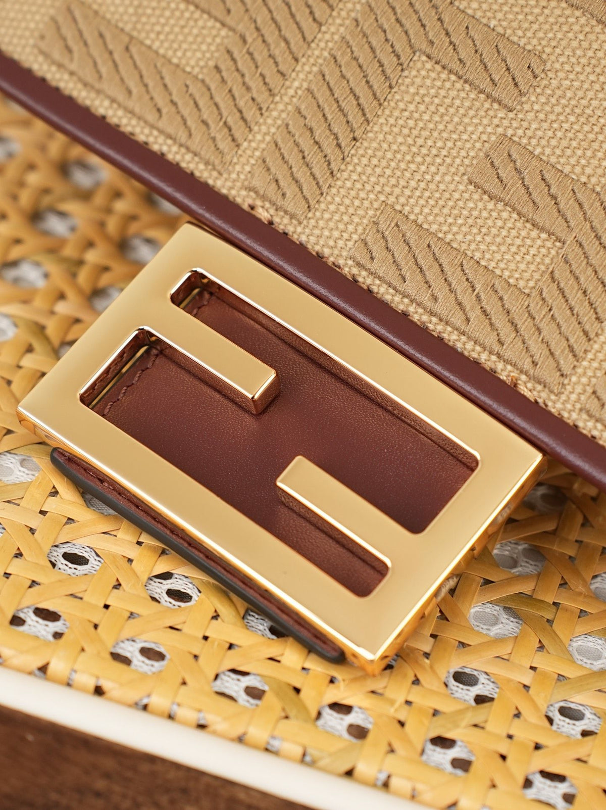 Model 6004, small size 20cm, FENDI's popular classic Baguette, crafted from high-quality canvas with advanced techniques. The entire bag features double FF three-dimensional embroidery, boasting an unparalleled texture. It comes with a detachable shoulder
