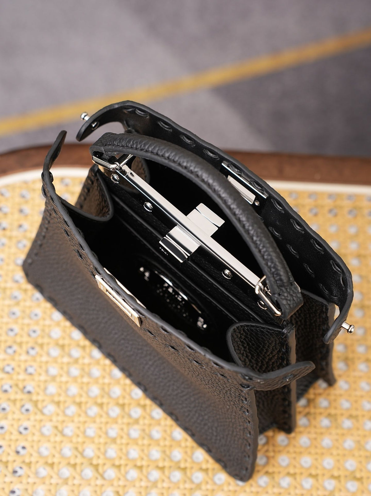 Model 15009 Black Size 20cm Detail Black Hand sewn Peekaboo ISeeU Medium Handbag Litchi Pattern Calfskin Material with Classic Twist Lock Soft Nappa Leather Lining on Both Sides Separated by Hard Dividers with Buckle Internal Pocket and Gold Metal Piece