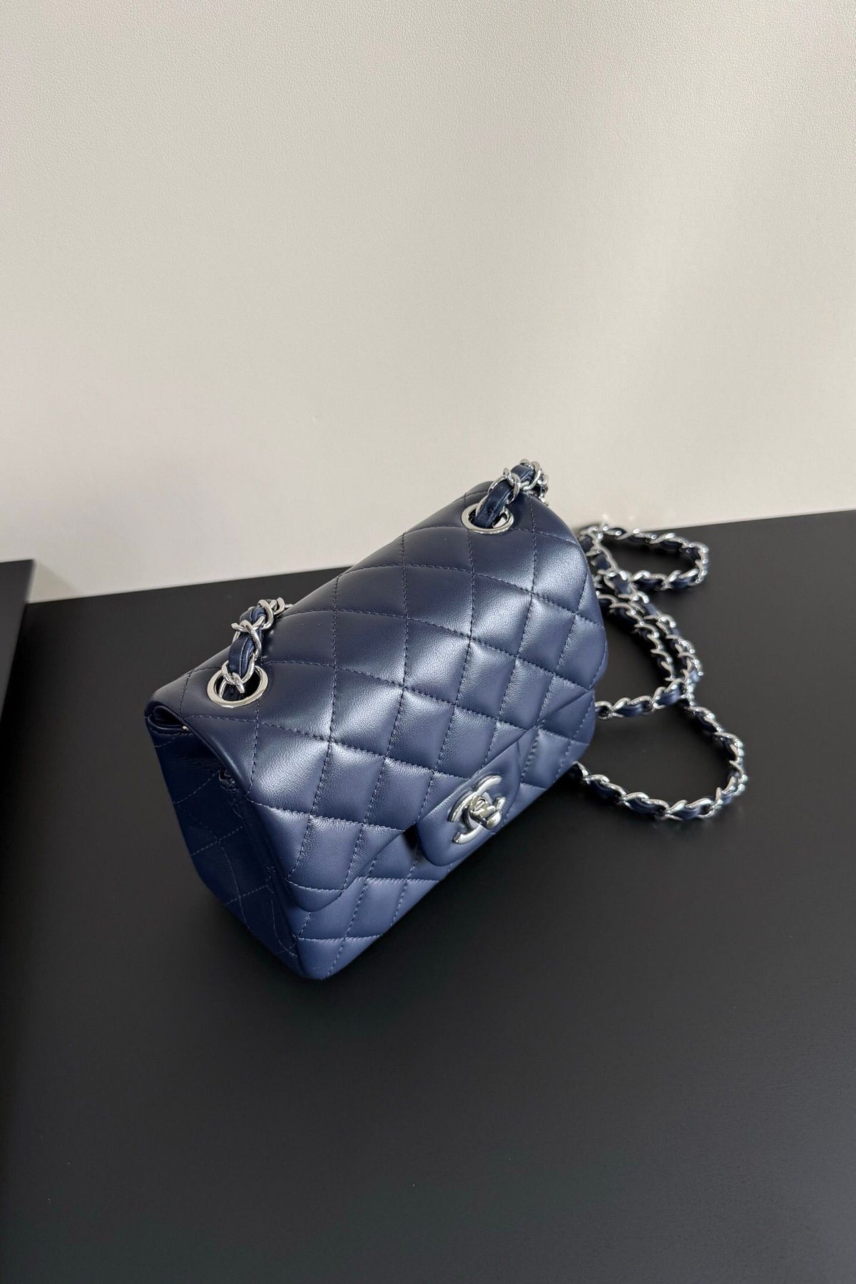 Dark blue silver buckle Classic Flap classic Cf square fat return is exquisite and durable. It is a timeless style that can be matched with anything.