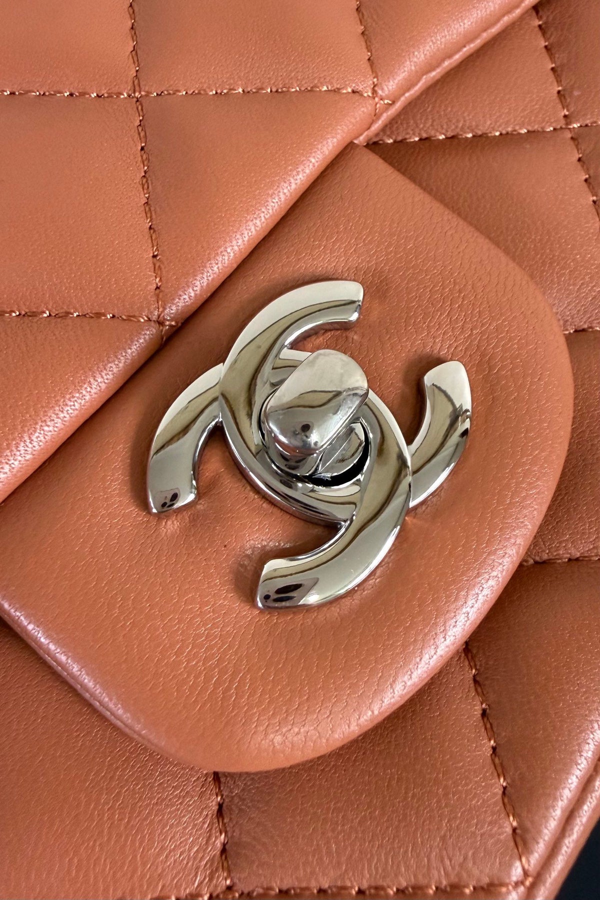 Caramel color silver buckle Classic Flap classic Cf square fat return is exquisite and durable. It is a timeless style that can be matched with anything.