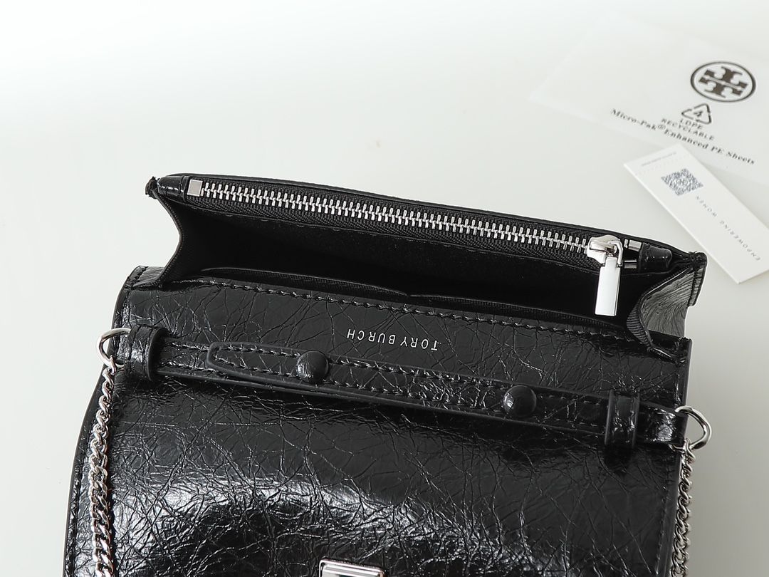 Oil wax leather Tory torch new product mini kira oil wax leather Kira series newly released. This retro texture is matched with a new chain handle, exquisite and fashionable black silver color scheme, classic and versatile, especially high-end