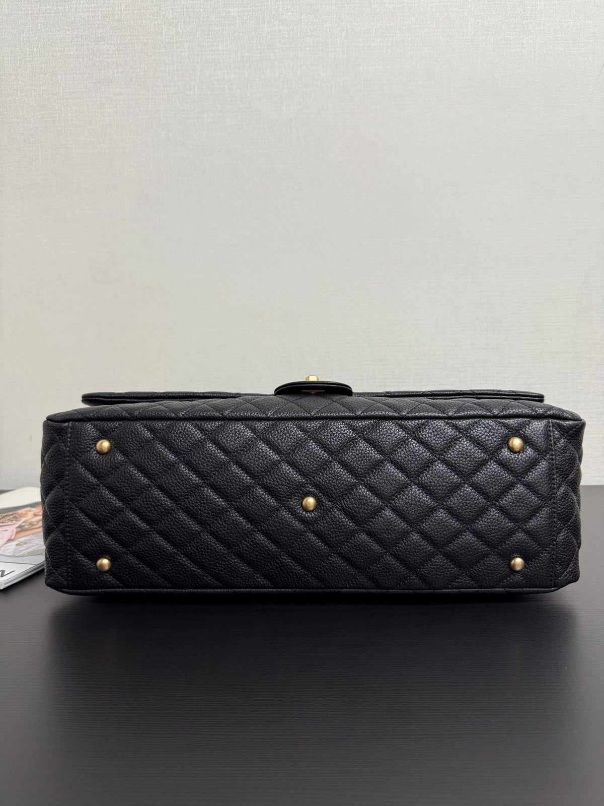 Now in stock, the airport bag is definitely a treasure. When I walk on the street with it on my back, I feel the wind becomes gentle and flattering. It has an aura of 2.8 meters and is windy even when I walk. The XXL Big Mac capacity is simply a Doraemon