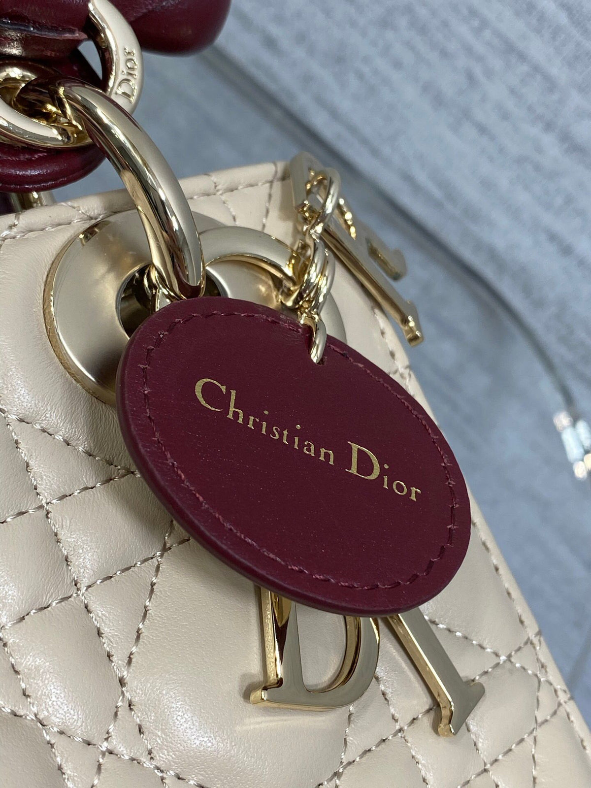 Classic Lady's latest bow-tie Princess Diana bag. A must-have three-compartment bag for everyone. Charming, elegant and full of aura. It is also full of femininity when carried cross-body. Classic fashion style. This beautiful bag is available on Instagra