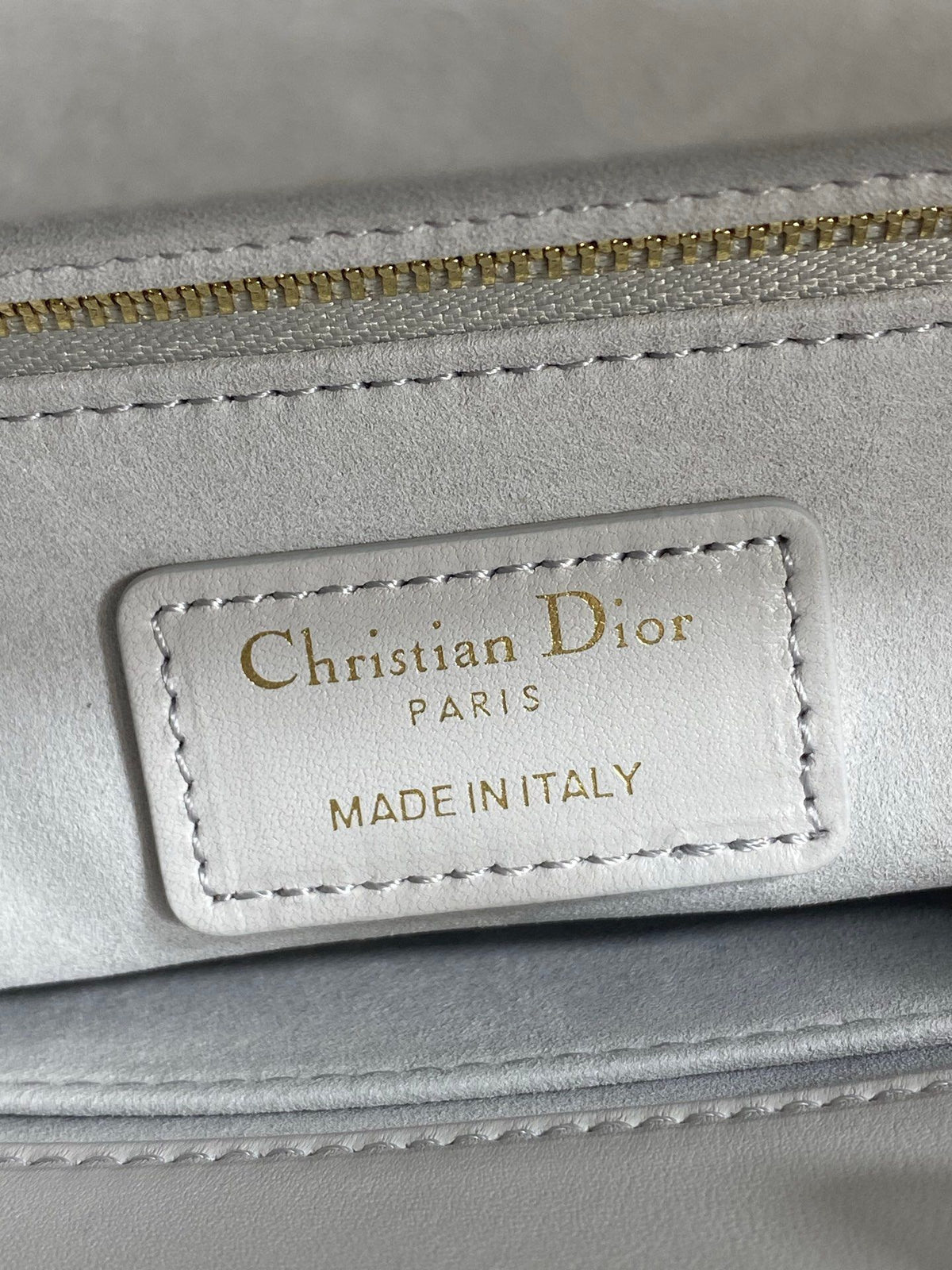 Lady's latest four-lattice bow Diana bag is carefully made of lambskin. It is a must-have Princess Diana bag for everyone. It is charming, elegant and full of aura. It is also full of femininity when carried cross-body. It has a classic fashion style