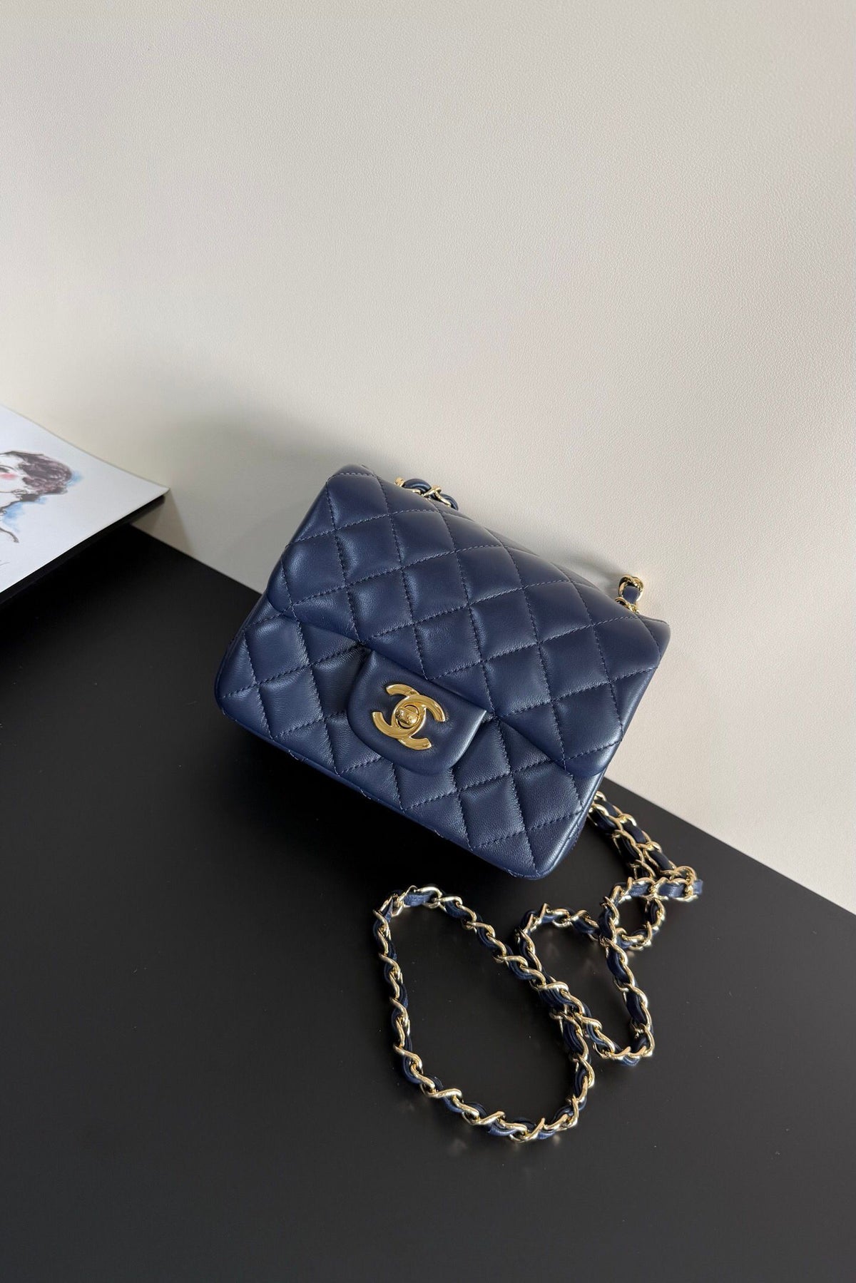 Dark blue Classic Flap classic Cf square fat boy is back in stock. It is exquisite and durable. It is a timeless style that can be matched with anything.