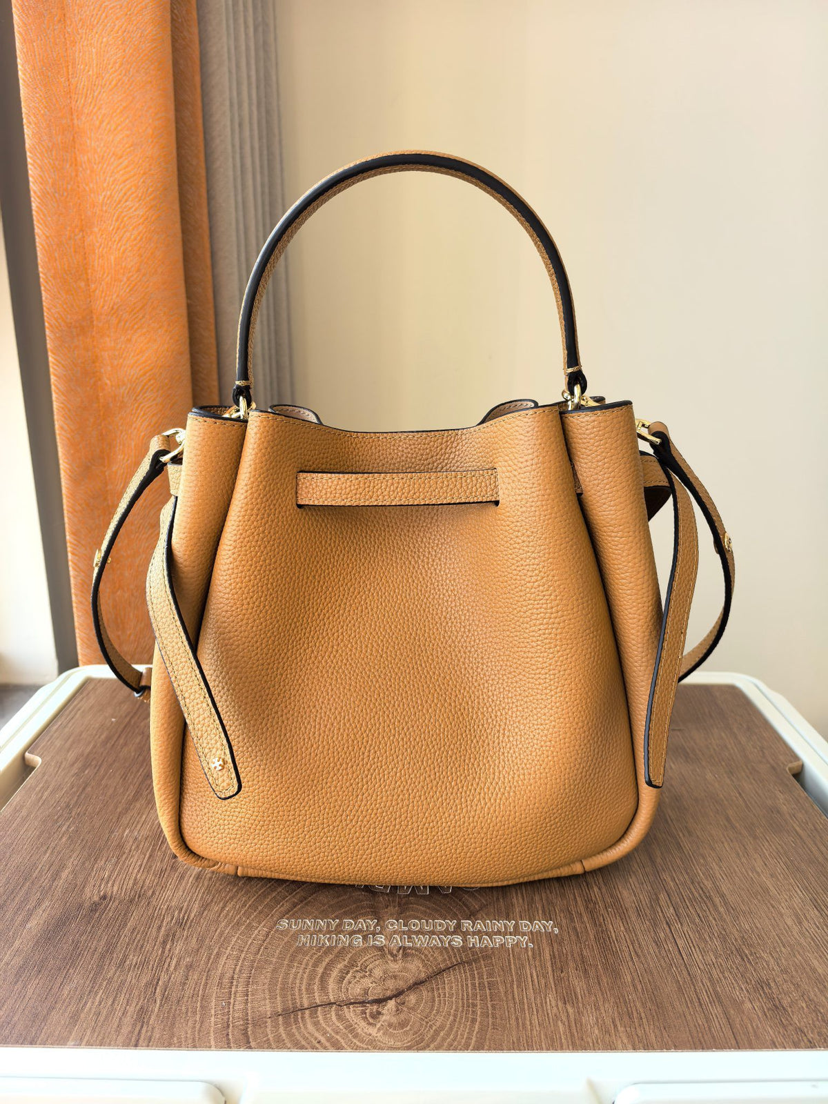 Toryburch's brand new drawstring shopping tote bag with serial number 923 ROMY is a portable crossbody bucket bag made of delicate and thick cowhide material with a soft waist contour. It is the ultimate daily handbag with light weight and spacious interi