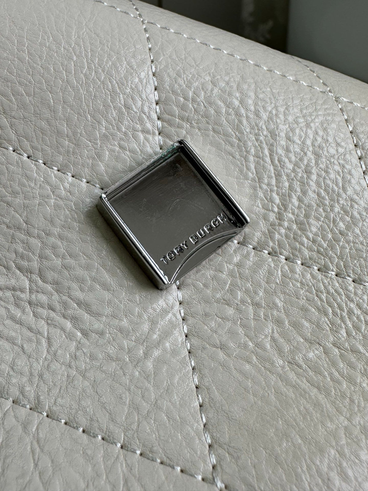 Number 1519 Tory Burch new model, you really understand girls, right? The diamond grid pattern comes with a gentle filter, and the silver chain adds a touch of sharpness. The back is effortless and exquisite. It can be worn all year round. White moonlight