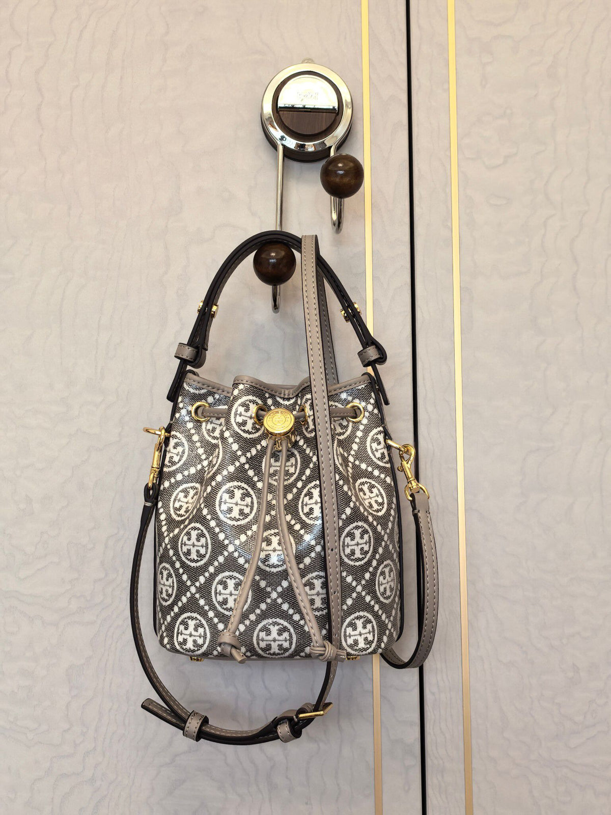 Number 1616, promise me that you must choose this color. Promise me that you must choose this charcoal gray TORY BURCH. It is low-key yet high-end, and can handle any style. The classic TMonogram jacquard pattern is really recognizable, matched with delic