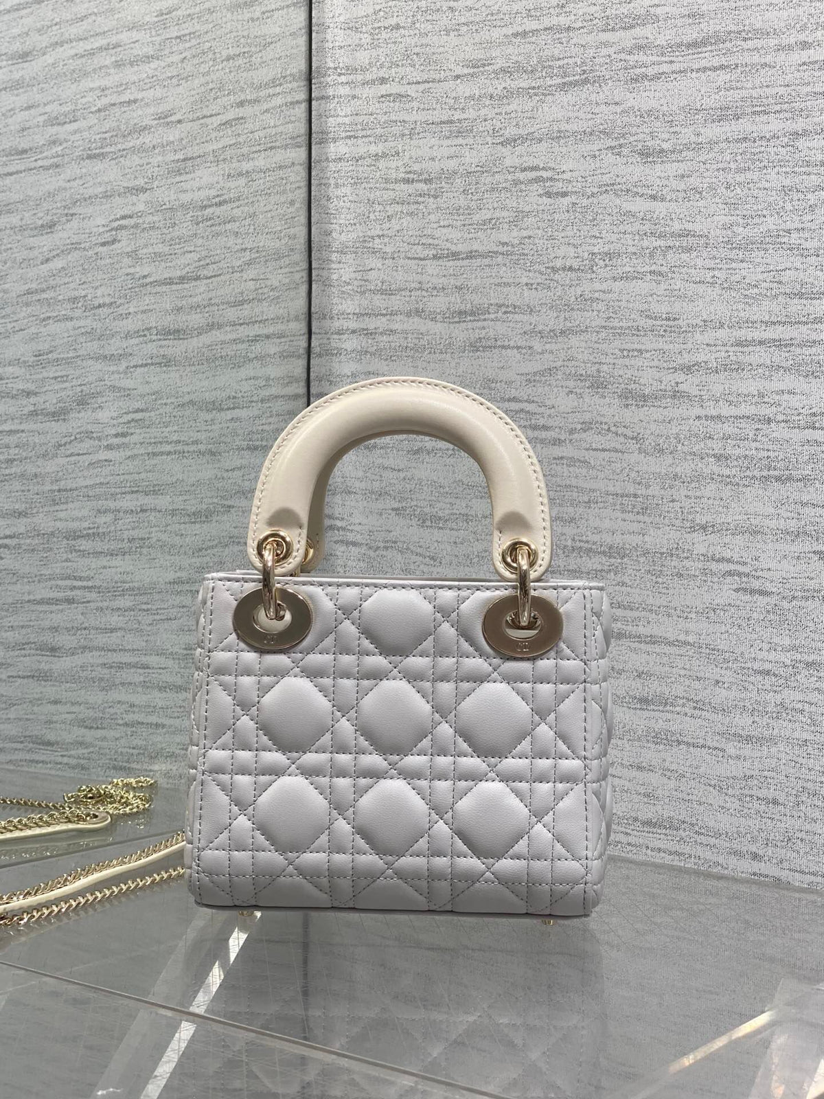 Classic Lady's latest bow-tie Princess Diana bag. A must-have three-compartment bag for everyone. Charming, elegant and full of aura. It is also full of femininity when carried cross-body. Classic fashion style. This beautiful bag is available on Instagra