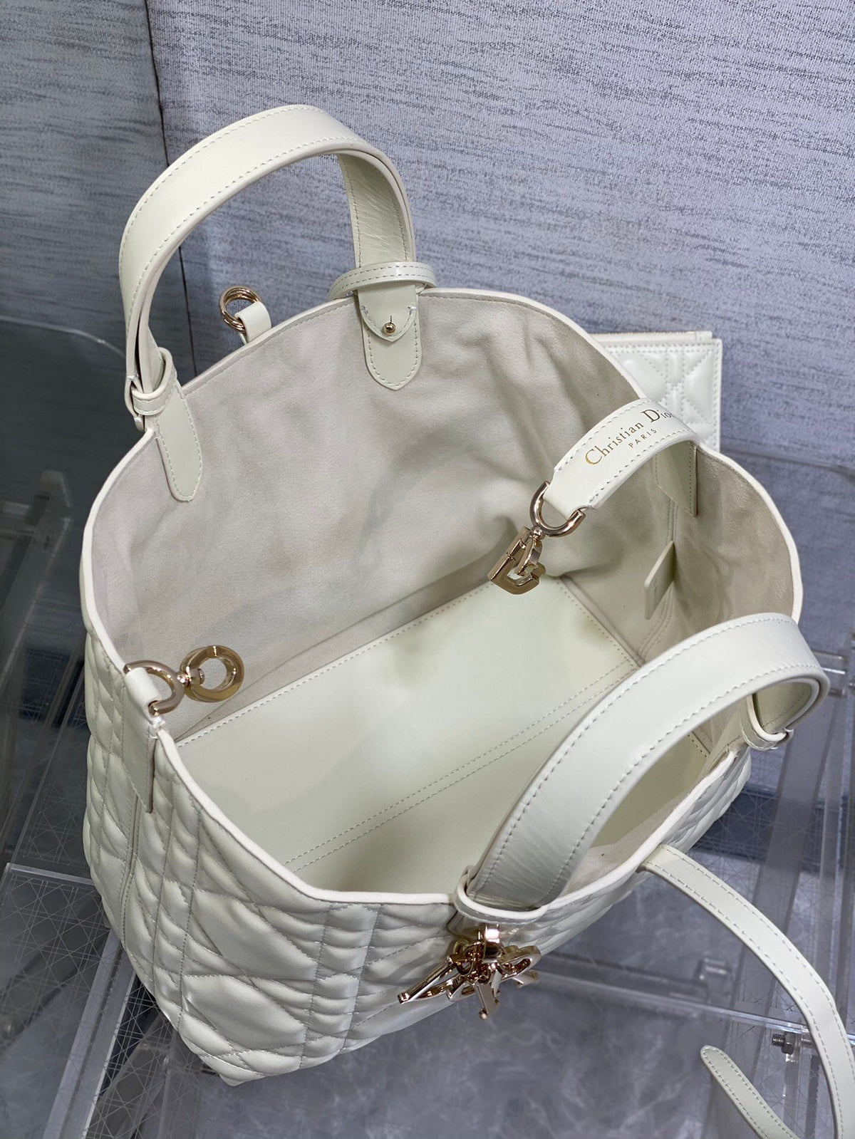 Medium white ready to go with Toujours for travel. Oversized rhombus design with classic letter accessories. Full of modern fashion. The structure of the bag is very soft. The calfskin material is full of high-end feel. The unique buckle can be folded