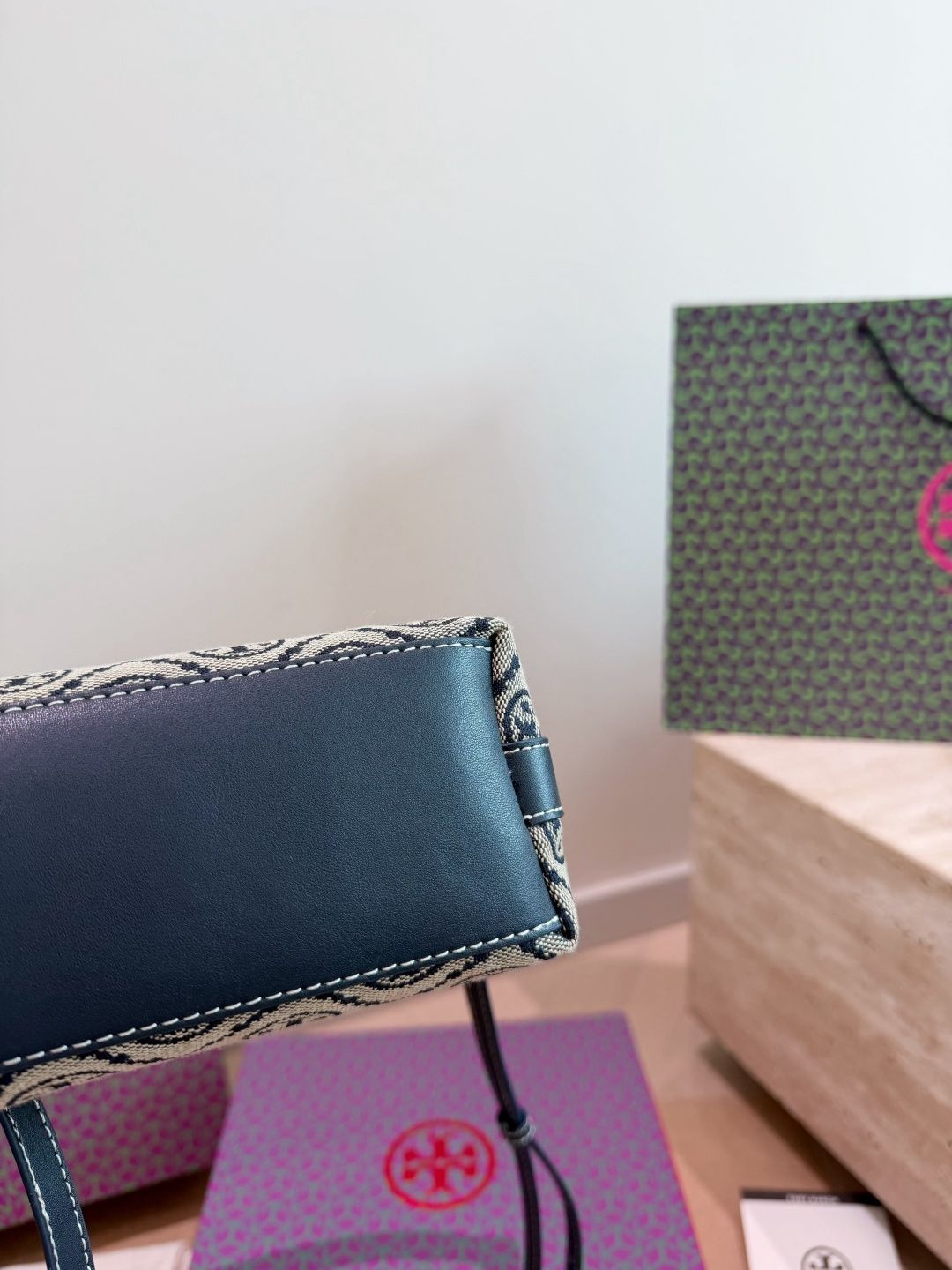 Comes with Toryburch gift box/presbyopia lunch box package