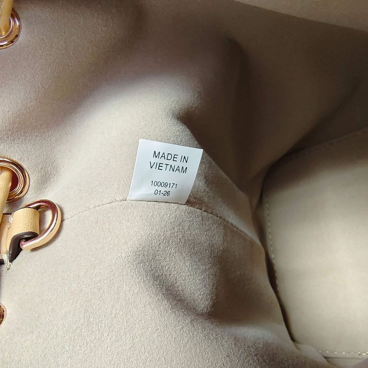 One of the design elements of Tory Burch's popular series, Eleanor Small Buet Bag Monogram, is the recognizable printing tool