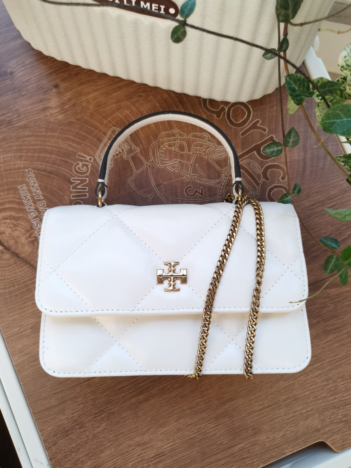 Number 516 TB158326 New Kira Mini Handheld Cloud Bag Diamond Fragrance Leather Large Diamond Grid Design retains Kira's original elegant style while adding a sense of fashion Size 17.511.54.5 158326