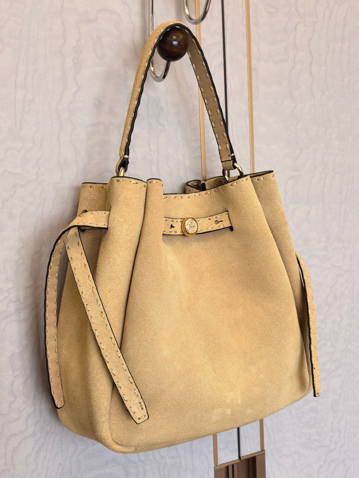 Toryburch's brand new drawstring shopping tote bag with serial number 923 ROMY is a portable crossbody bucket bag made of delicate and thick cowhide material with a soft waist contour. It is the ultimate daily handbag with light weight and spacious interi