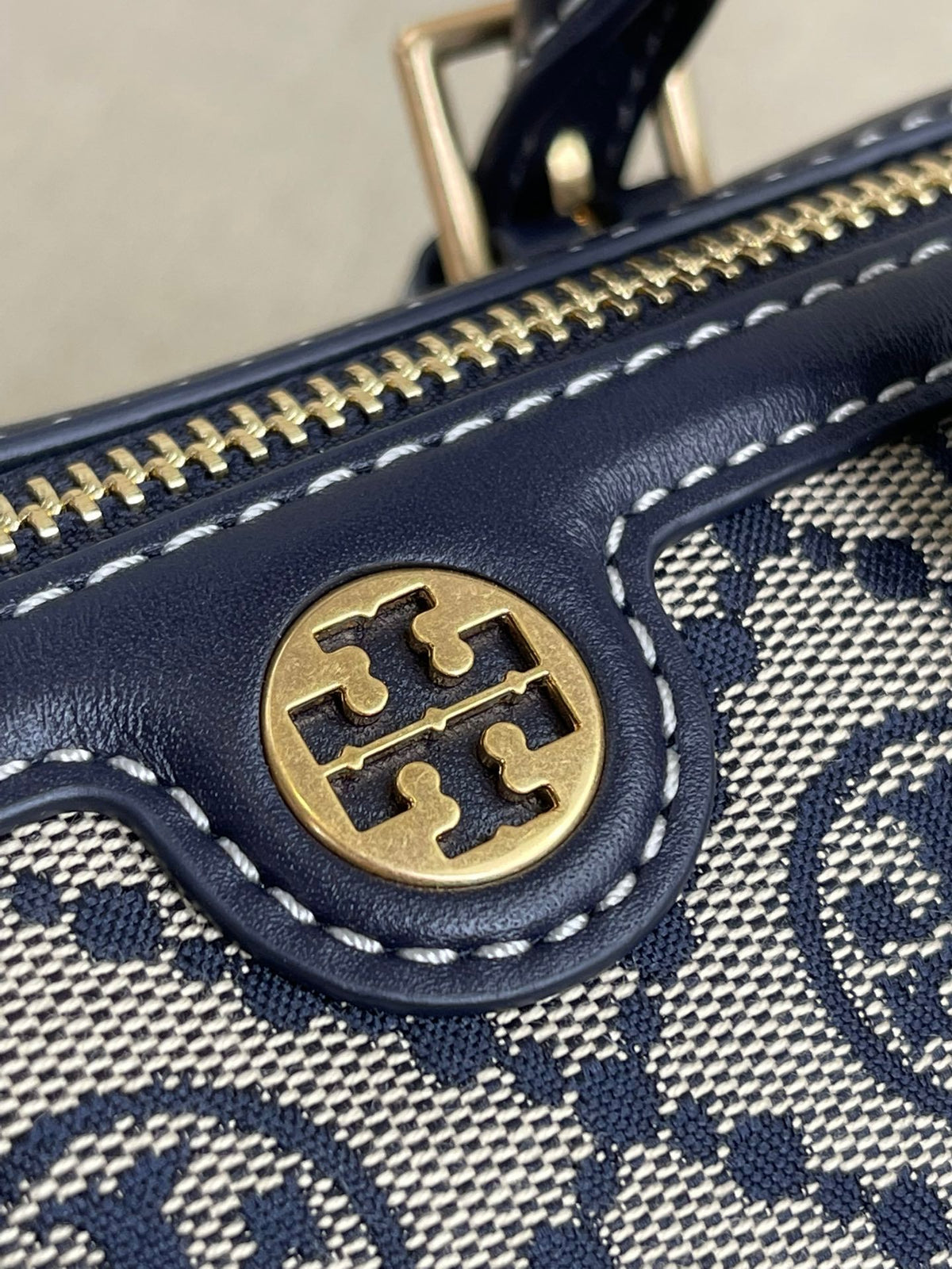 The hottest TB model is currently being produced by the OEM factory, and the latest bag is fully imported with a woven logo and customer supplied fabric. It is paired with imported cowhide with a zipper and a movable shoulder strap. The shoulder strap