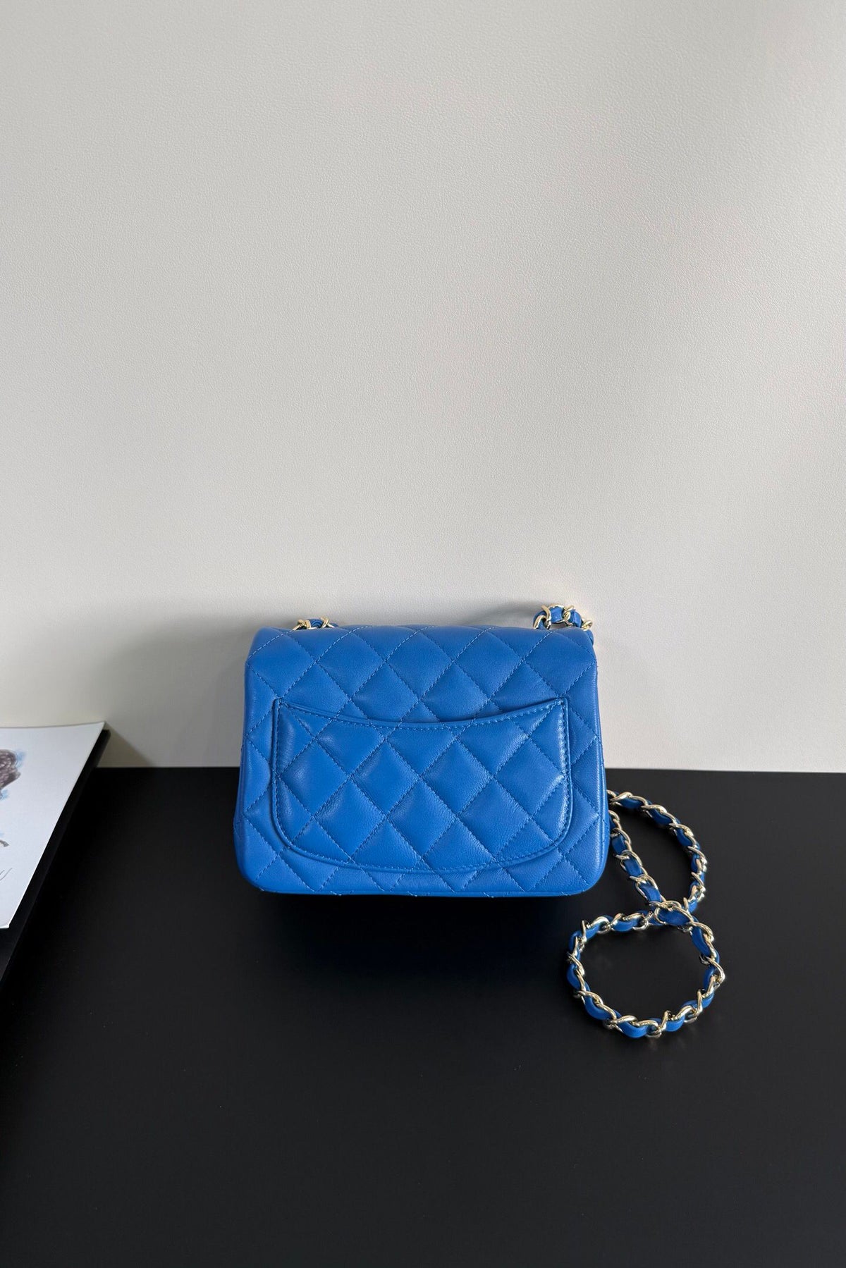 Electric Blue Classic Flap Classic Cf Square Fatty is back in stock. It is exquisite and durable. It is a timeless style that can be matched with anything.