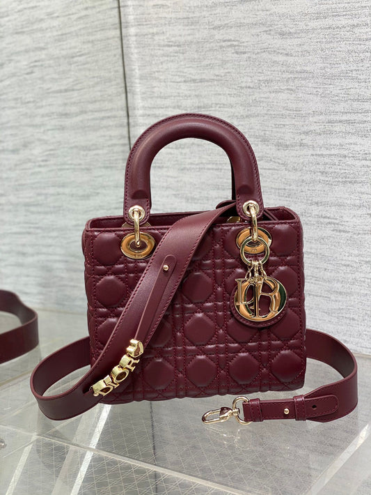 Lady's four-frame burgundy sheepskin gold buckle series, the latest colors for spring and summer, fresh style, and the latest letter shoulder straps are extra points. 6 letters are delivered. Babies can choose the buttons they like as they like. No need