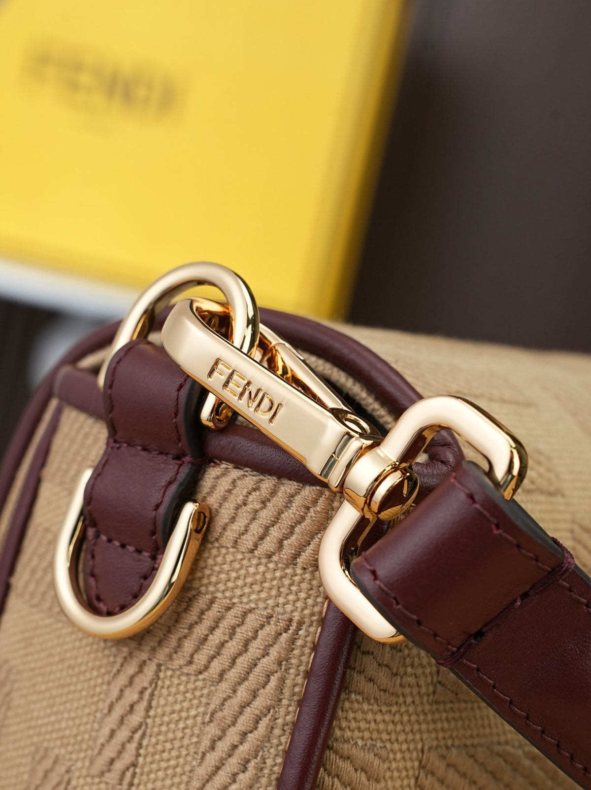 Model 18004, size 266.513.5 cm, top of the line original FENDI hot classic Baguette material is made of canvas with advanced craftsmanship to create a whole bag. Double FF three-dimensional embroidery texture is invincible, equipped with detachable and
