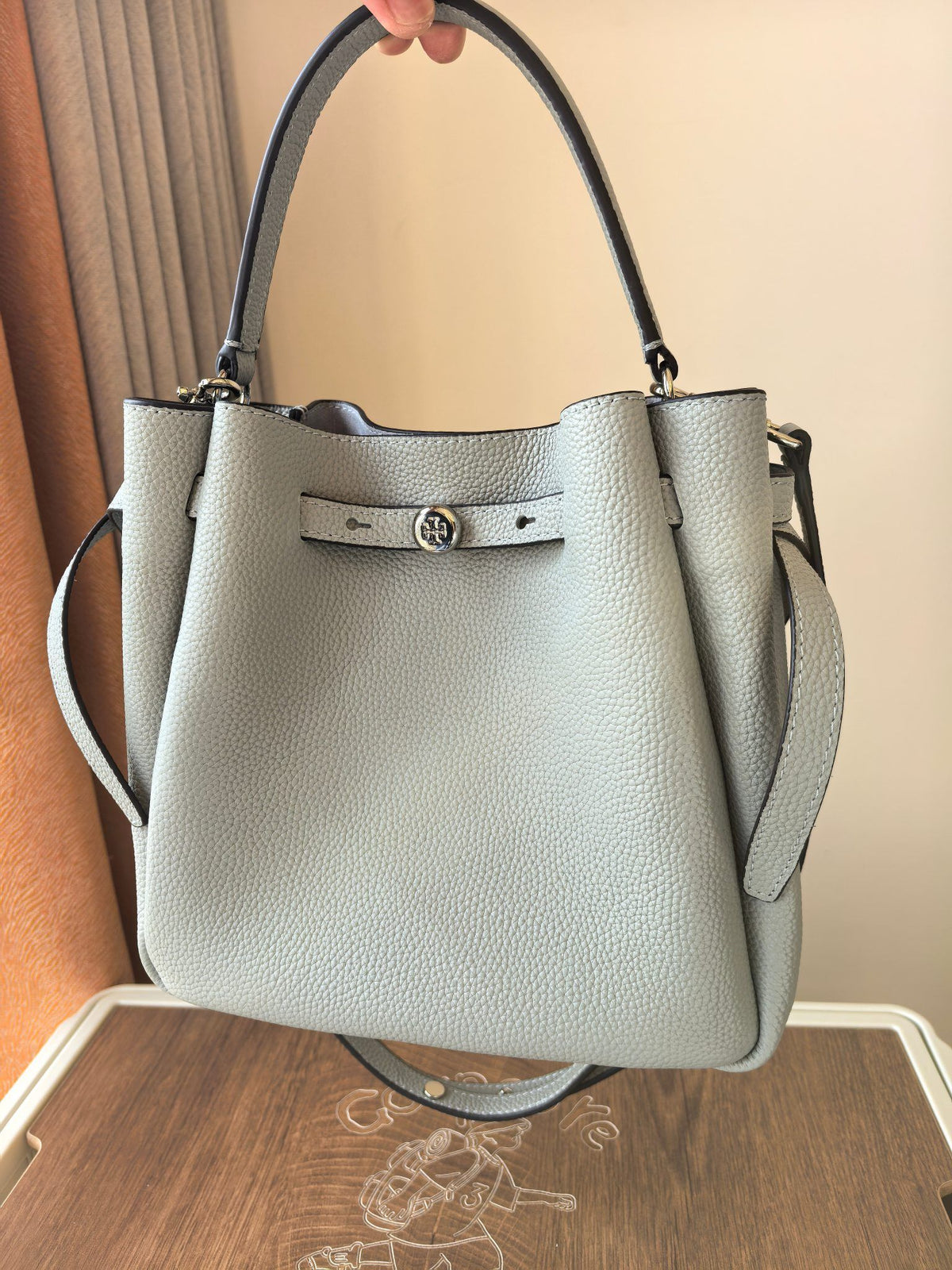 Toryburch's brand new drawstring shopping tote bag with serial number 923 ROMY is a portable crossbody bucket bag made of delicate and thick cowhide material with a soft waist contour. It is the ultimate daily handbag with light weight and spacious interi