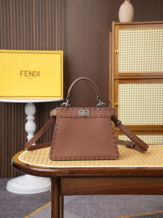Model 15009 Caramel Brown Size 20cm Details Caramel Brown Hand sewn Peekaboo ISeeU Medium Handbag Litchi Pattern Calfskin Material with Classic Twisted Lock Soft Nappa Leather Lining on Both Sides Separated by Hard Dividers with Buckle Internal Pocket