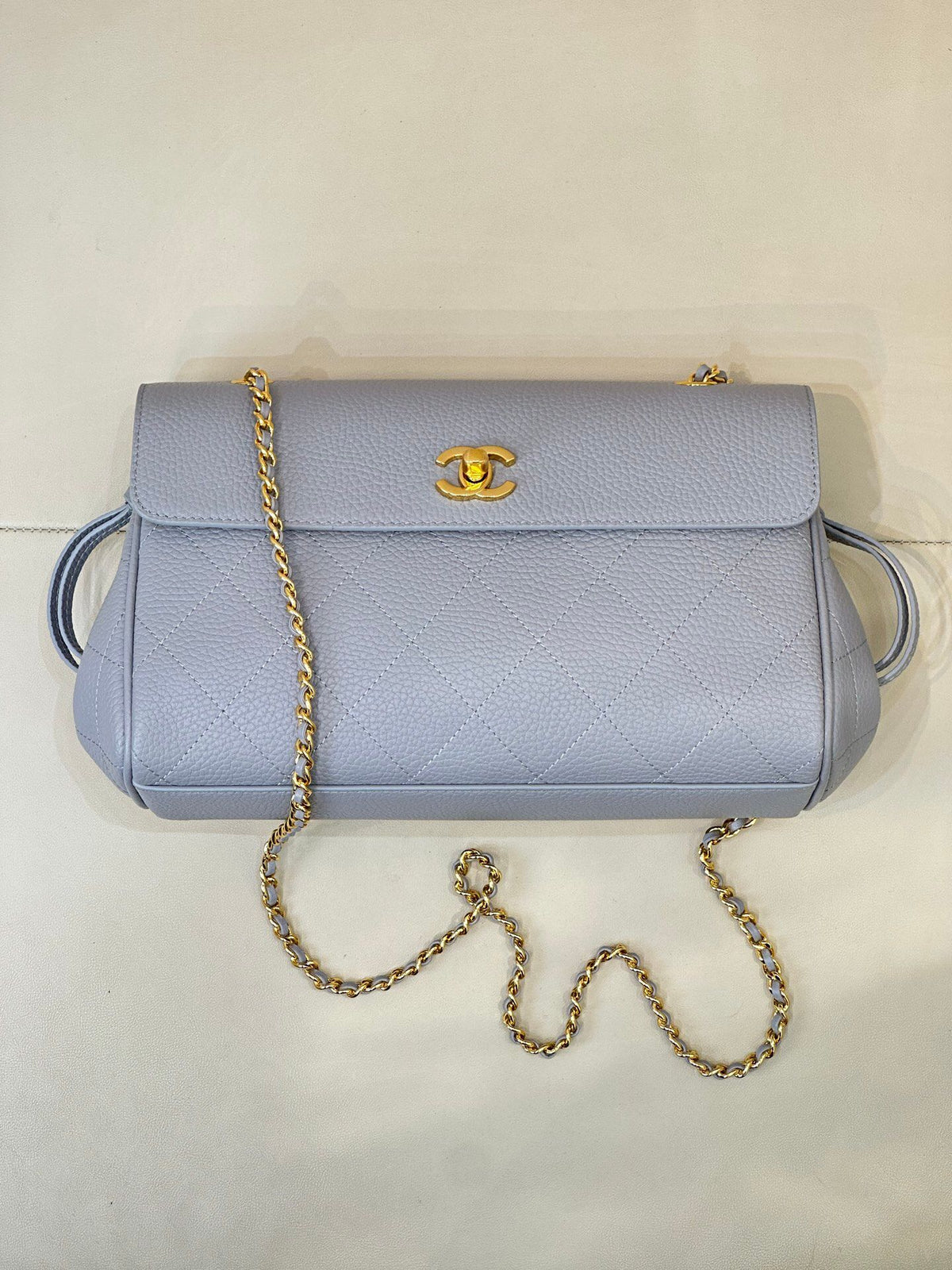 Gray blue, low saturation gray haze blue, cool and high-end, avoid the bad streets, black and white, low-key and niche, show temperament on the upper body, highly recognizable for commuting