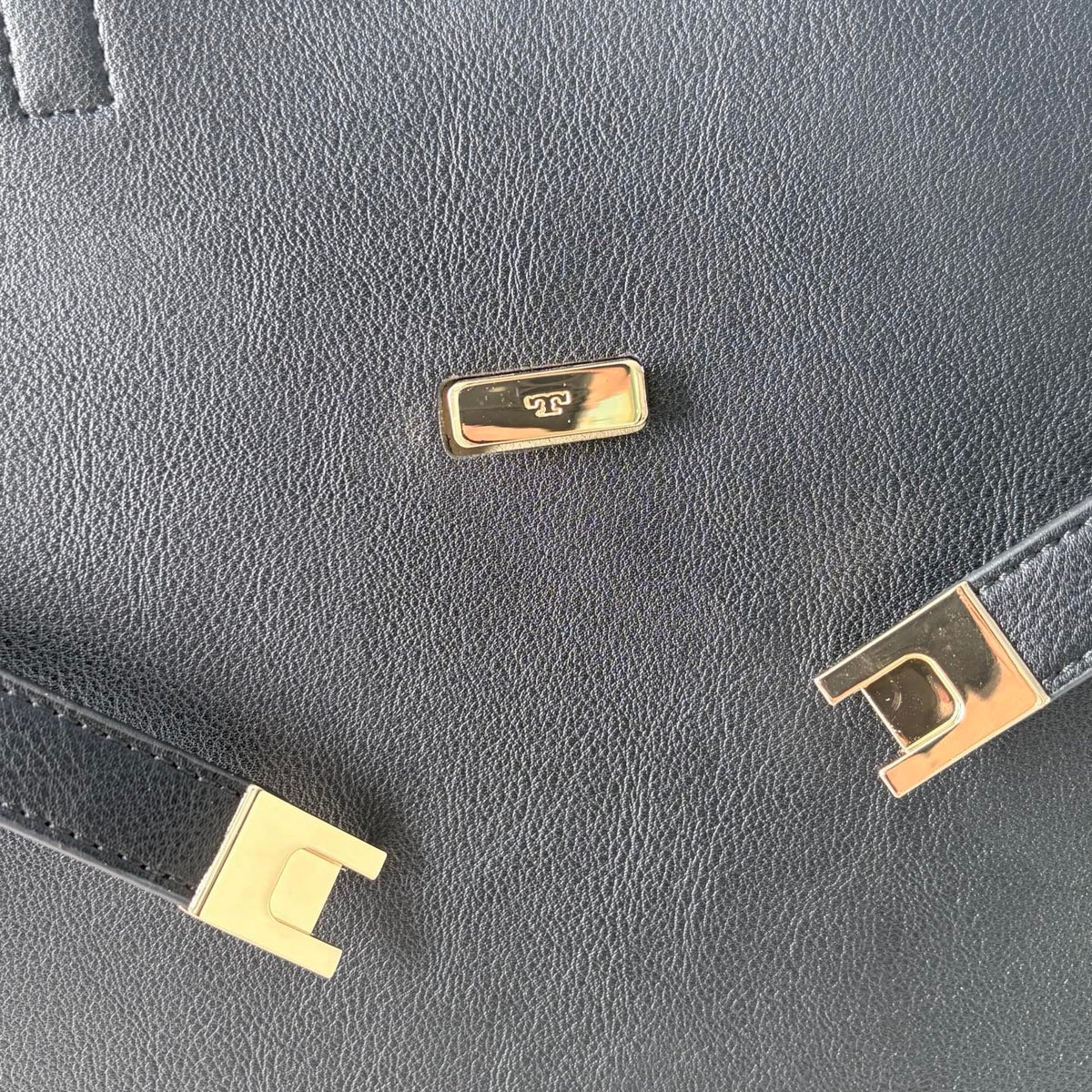 Tory Burch's new tote double bag is in place, showcasing the elegant competition between black and rice. Classic black exudes a calm and sophisticated sophistication