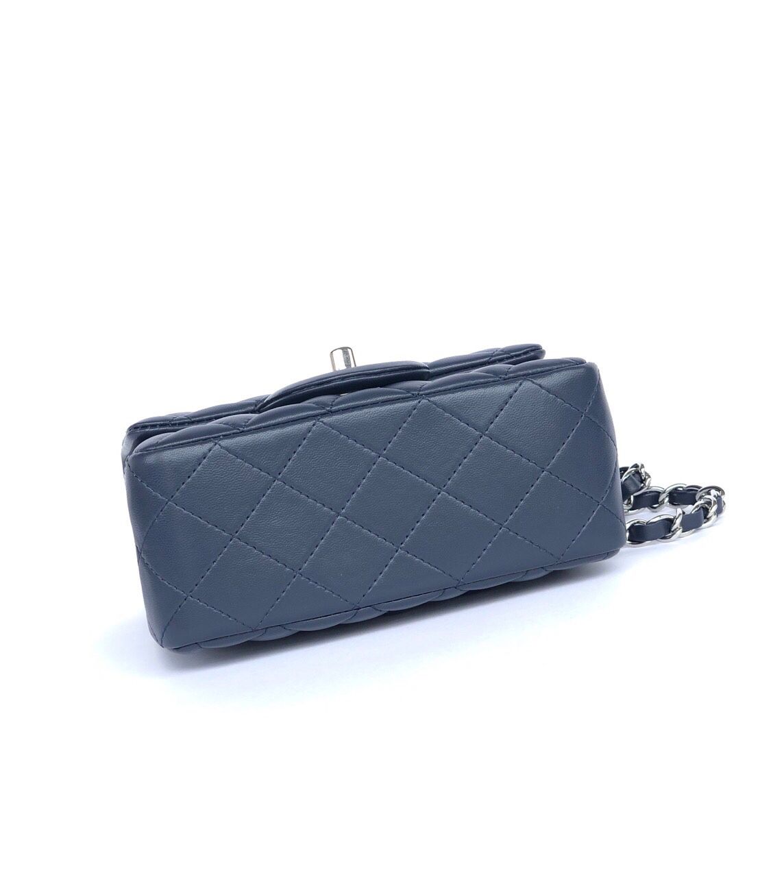 Fang Fatzi Mini 17cm CF has a very feminine elegance and inherits classics. It is listed as the historical sales champion and is an indispensable piece in every pink fan’s wardrobe. 17cm650 Sheepskin