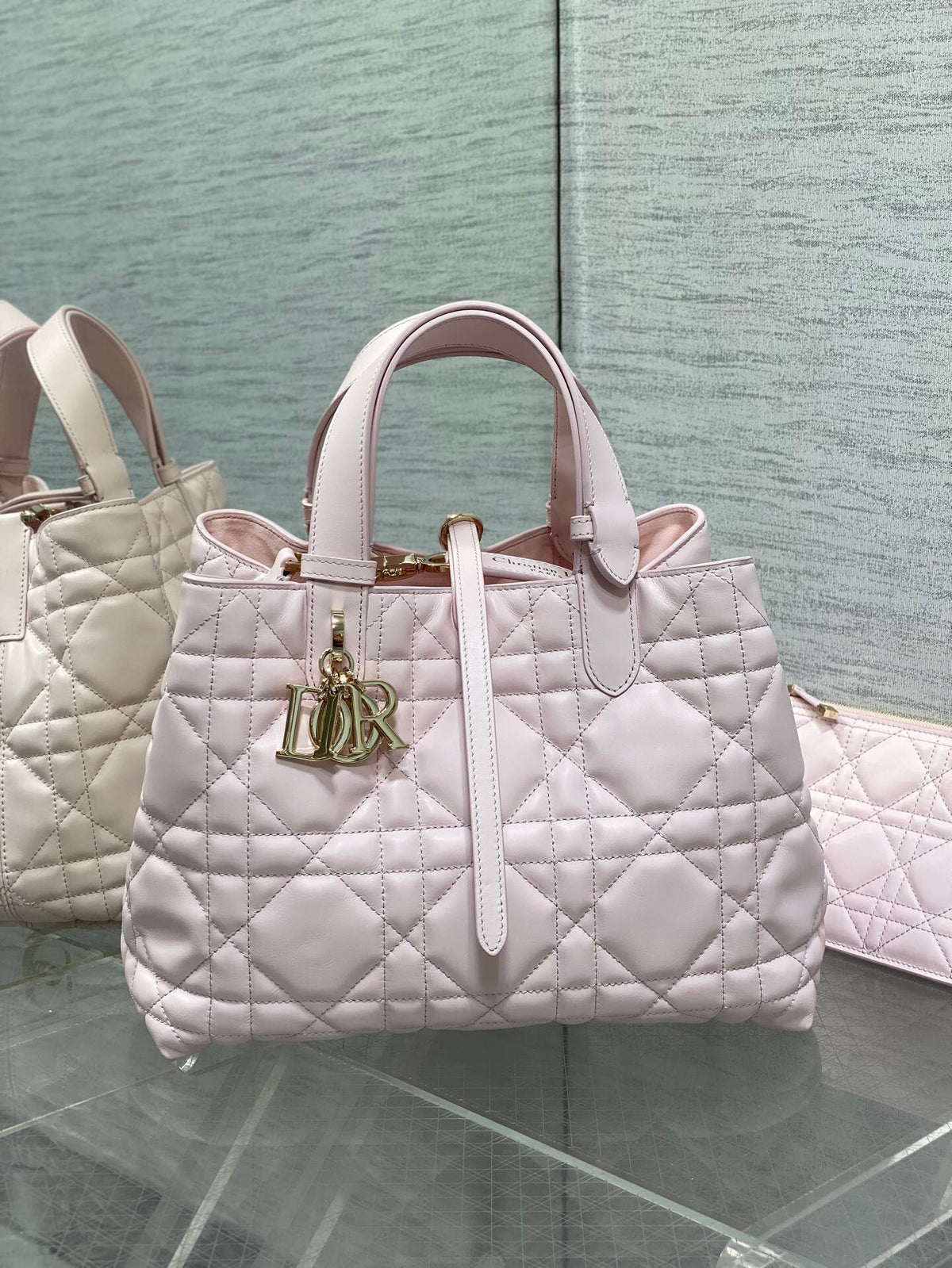 Medium size in stock. The latest sweet pink of Toujours series brick cabinet. It’s a bit too beautiful. The color of the high-value pink bag is super tender and super summer. It is a pinkish purple with low saturation. It is easy to handle the macaron