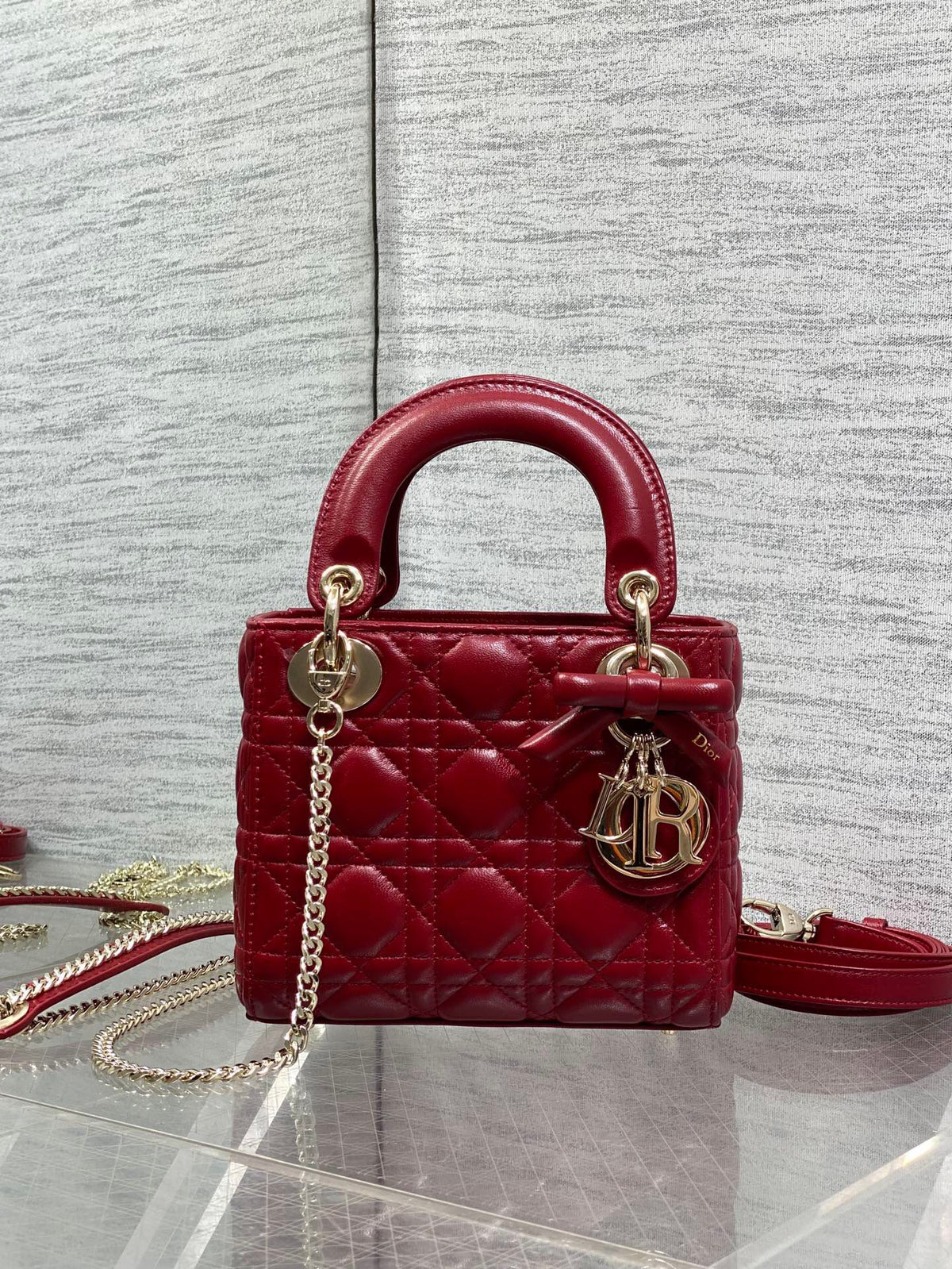 Cherry red in stock Classic Lady's latest bow-tie Princess Diana bag. A must-have three-compartment bag for everyone. Charming, elegant and full of aura. It is also full of femininity when carried cross-body. Classic fashion style. This beautiful bag is