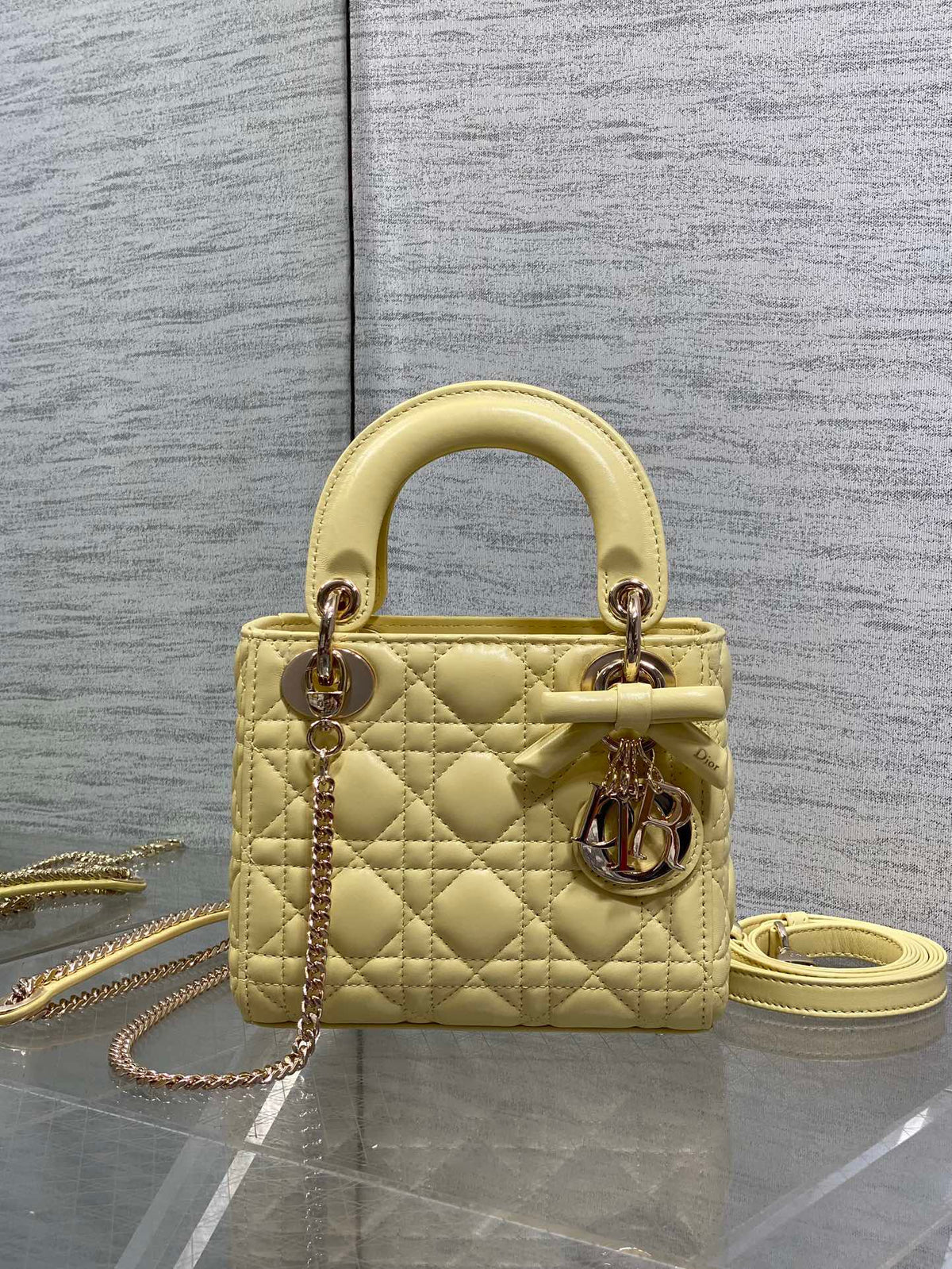 Chick yellow is in stock. Classic Lady's latest bow-tie Princess Diana bag. A must-have three-compartment bag for everyone. Charming, elegant and full of aura. It is also full of femininity when carried cross-body. Classic fashion style. This beautiful