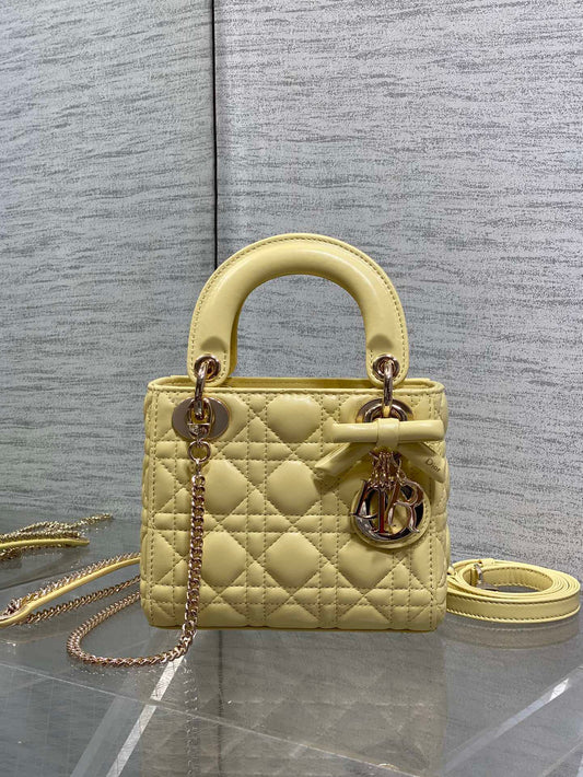 Chick yellow is in stock. Classic Lady's latest bow-tie Princess Diana bag. A must-have three-compartment bag for everyone. Charming, elegant and full of aura. It is also full of femininity when carried cross-body. Classic fashion style. This beautiful
