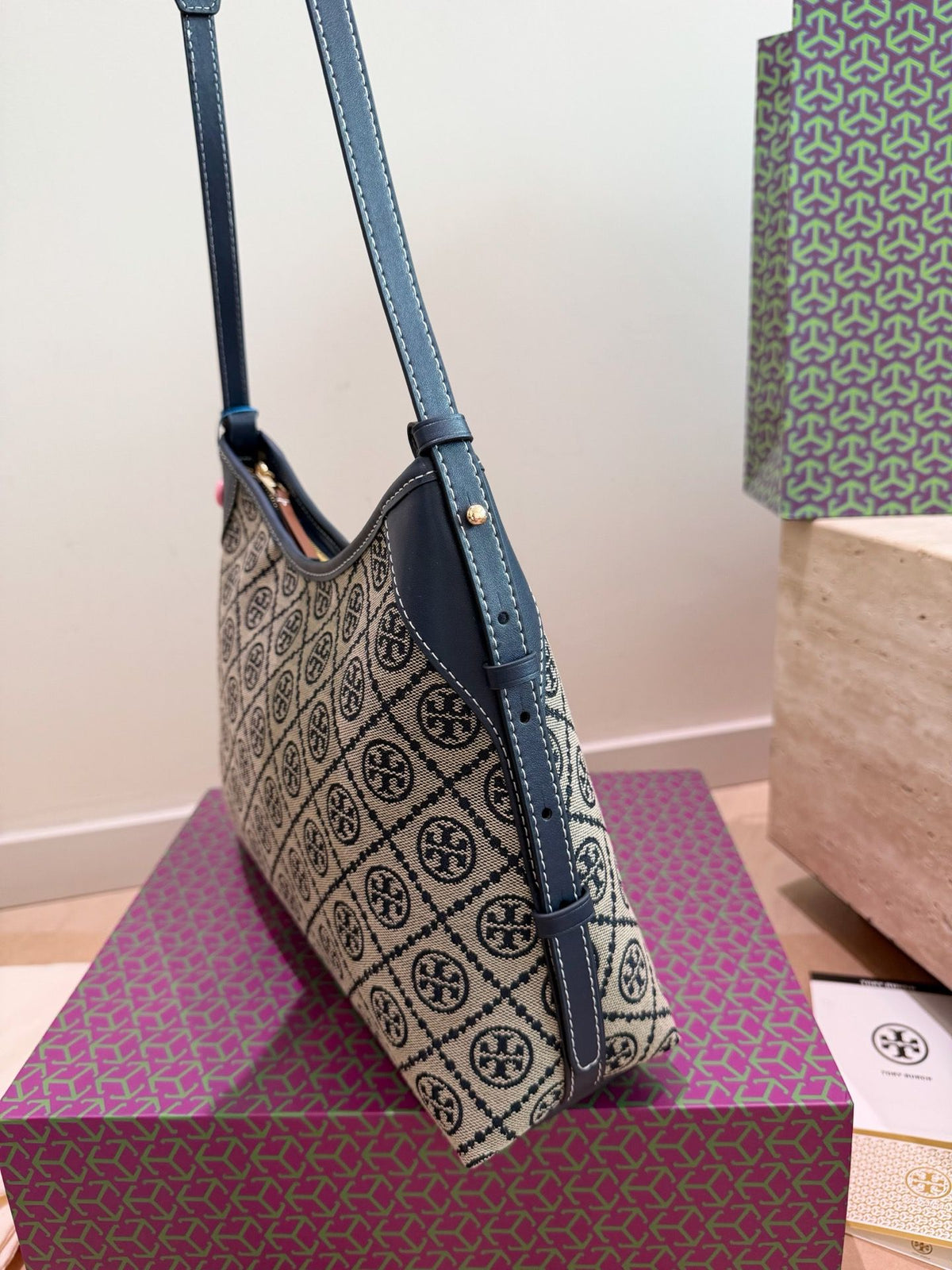 Comes with Tory Burch's new vintage flower hobo bag gift box