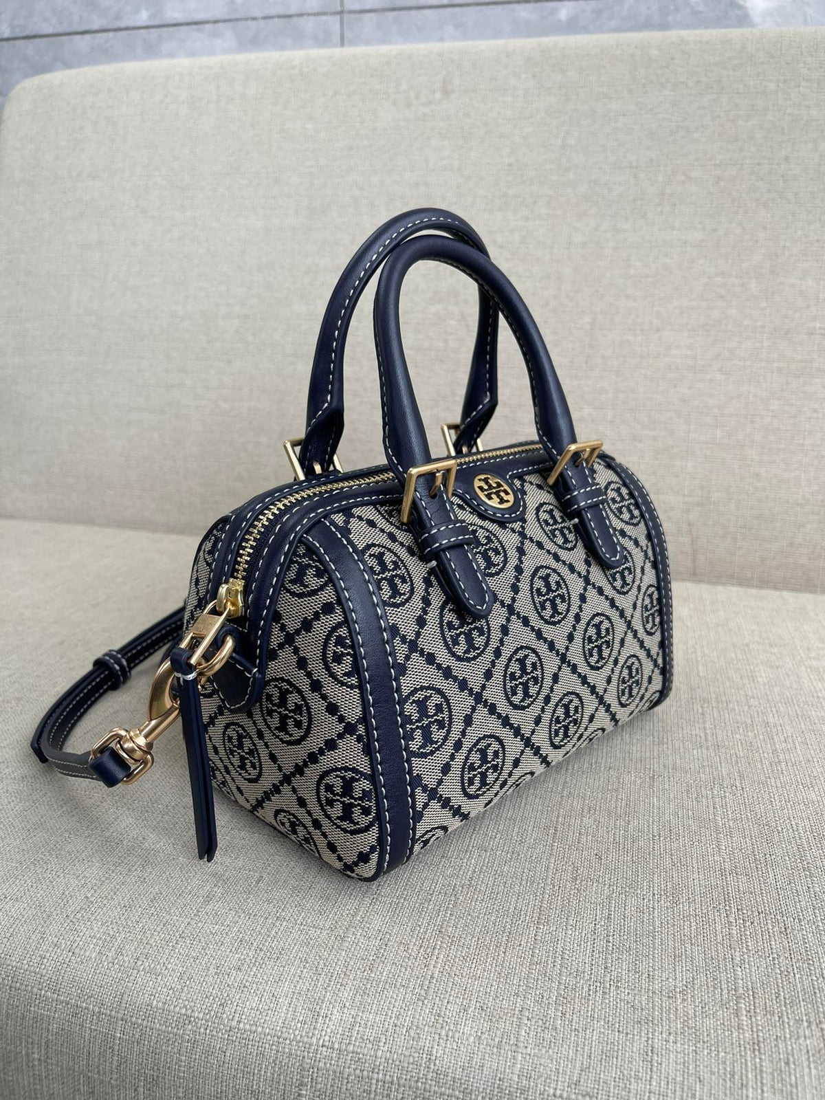 The hottest TB model is currently being produced by the OEM factory, and the latest bag is fully imported with a woven logo and customer supplied fabric. It is paired with imported cowhide with a zipper and a movable shoulder strap. The shoulder strap