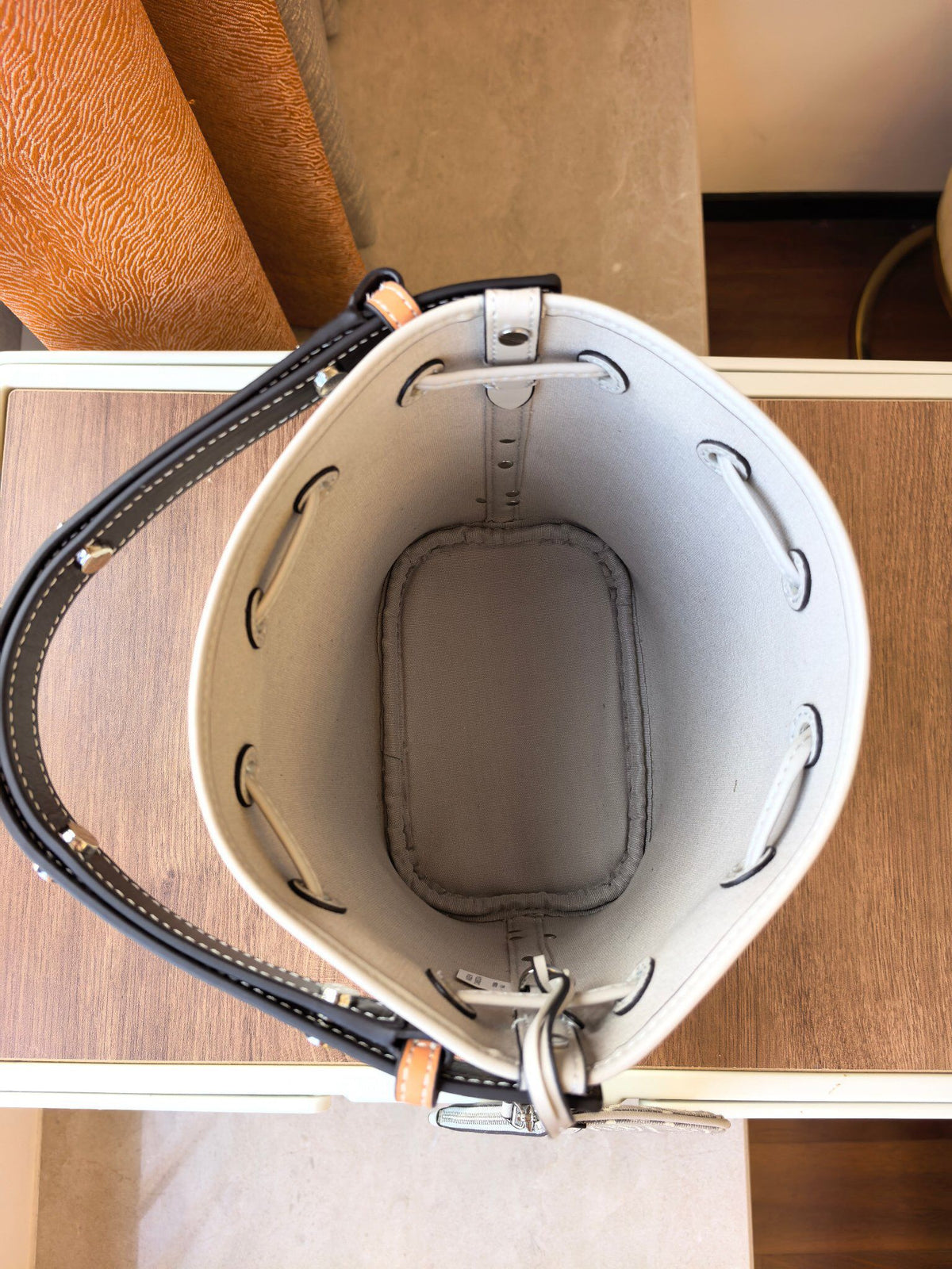 ToryBurch's new 1615A vintage water bucket bag features a classic TMonogram pattern fused with jacquard fabric, creating a charming and timeless style. This bucket bag is adorned with delicate leather trim, a top handle, and a detachable diagonal strap